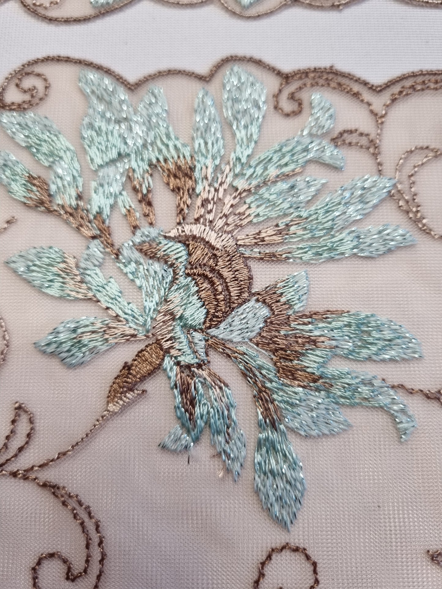 Latte tule kant met korenbloemen voorzien van lichtblauw lurex draad