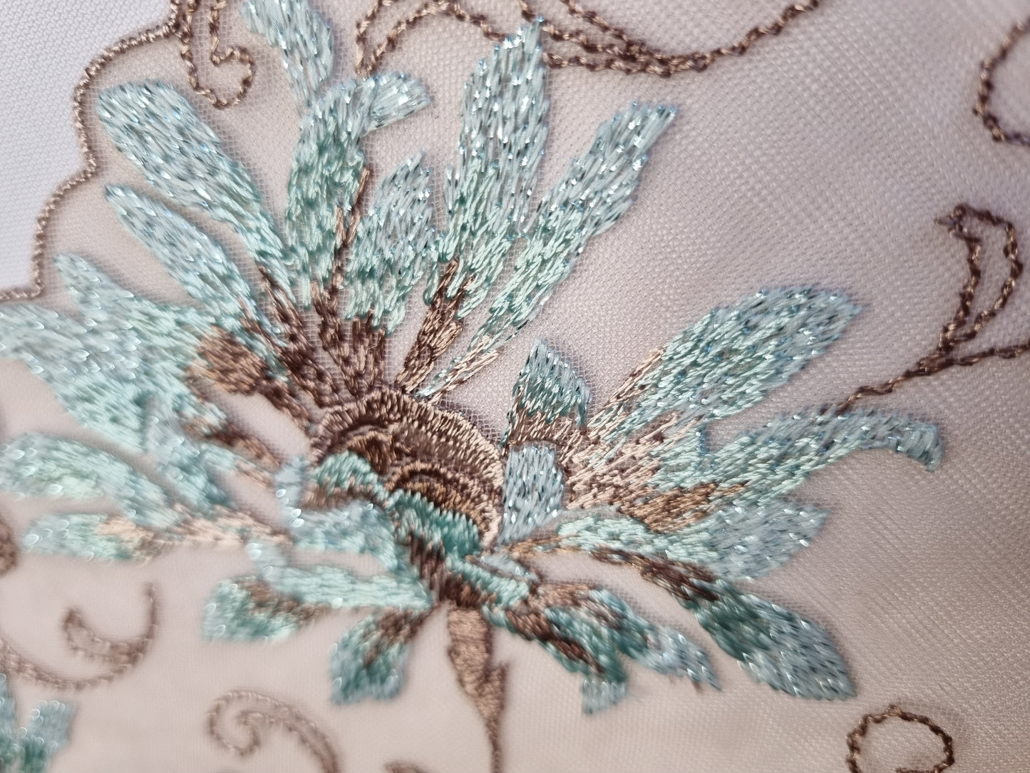 Latte tule kant met korenbloemen voorzien van lichtblauw lurex draad