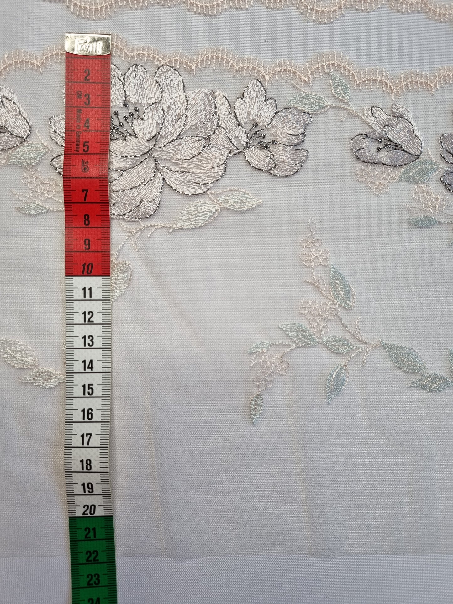 Heel licht roze tule kant met lila geborduurde rozen omlijst antraciet lurex draadje