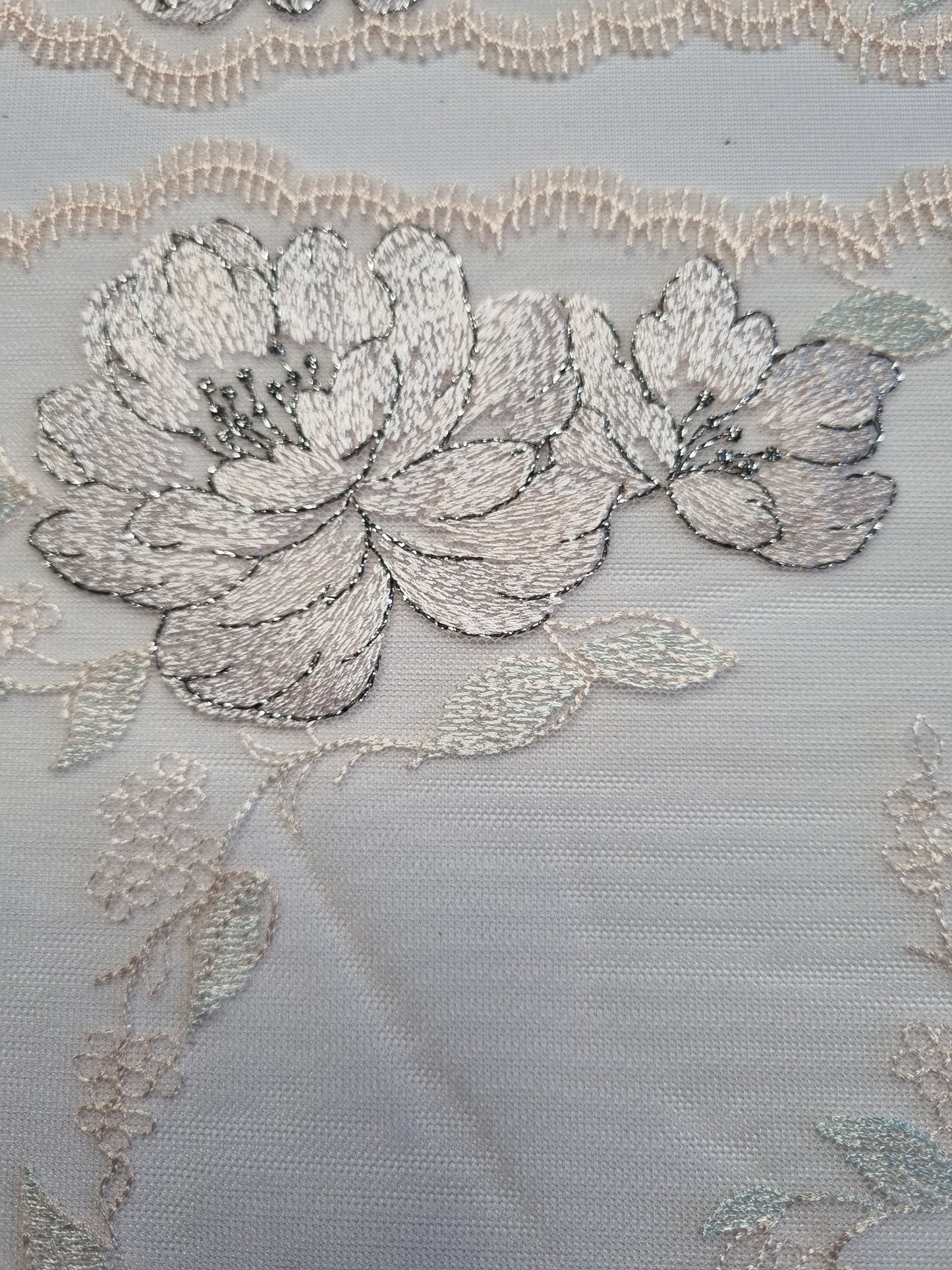 Heel licht roze tule kant met lila geborduurde rozen omlijst antraciet lurex draadje