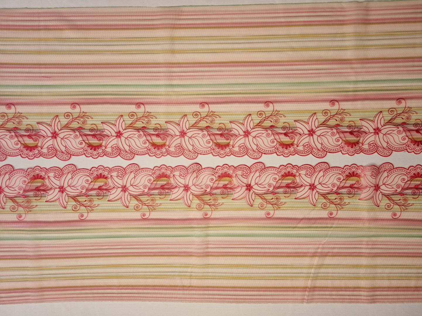 Tule kant met bont gestreepte print en roze geborduurde lelies