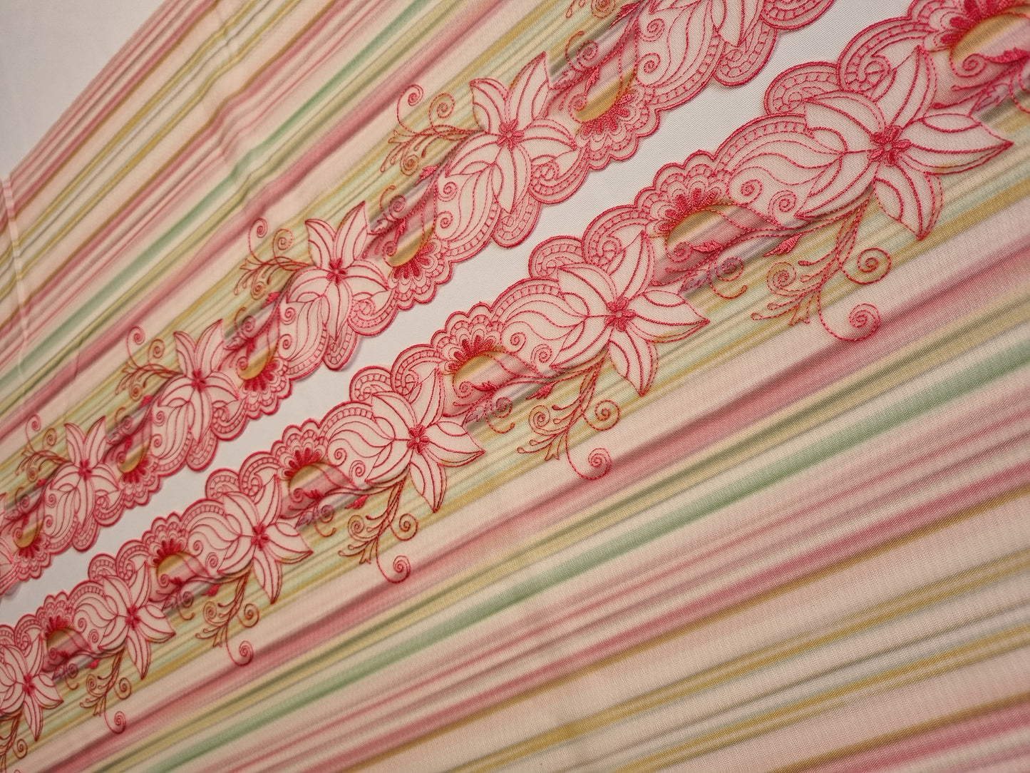 Tule kant met bont gestreepte print en roze geborduurde lelies