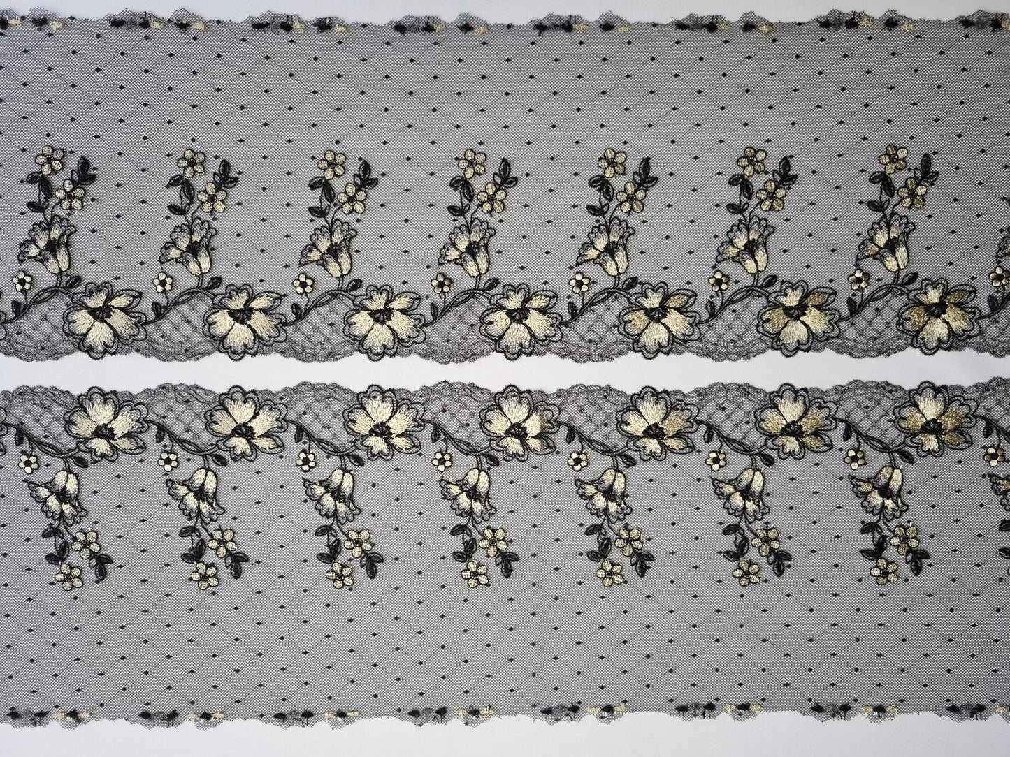 Zwart tule kant met ingeweven wiebertje patroon en crème geborduurde bloemen