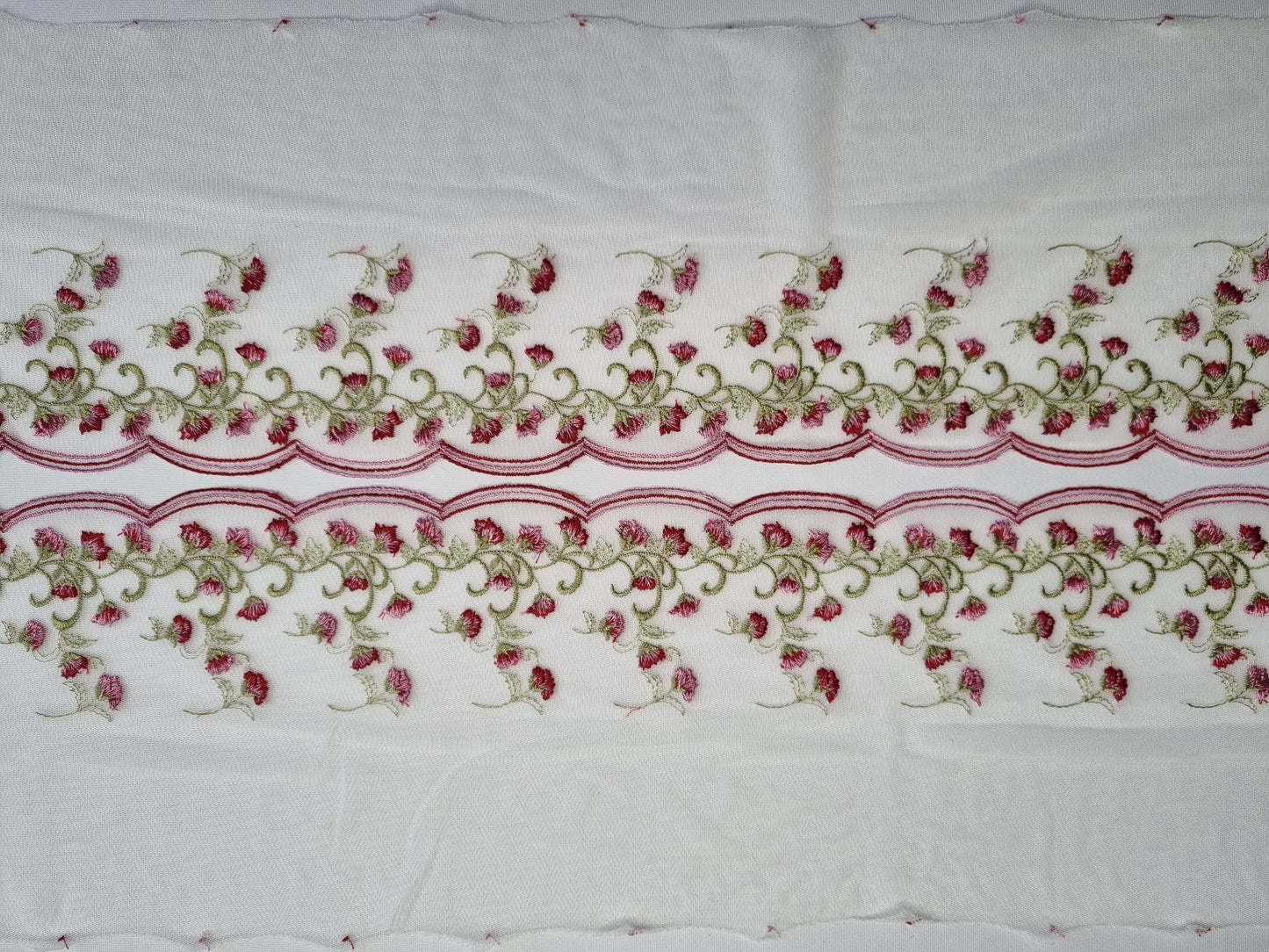 Wit tule kant met kleine bloemetjes in bordeaux en roze