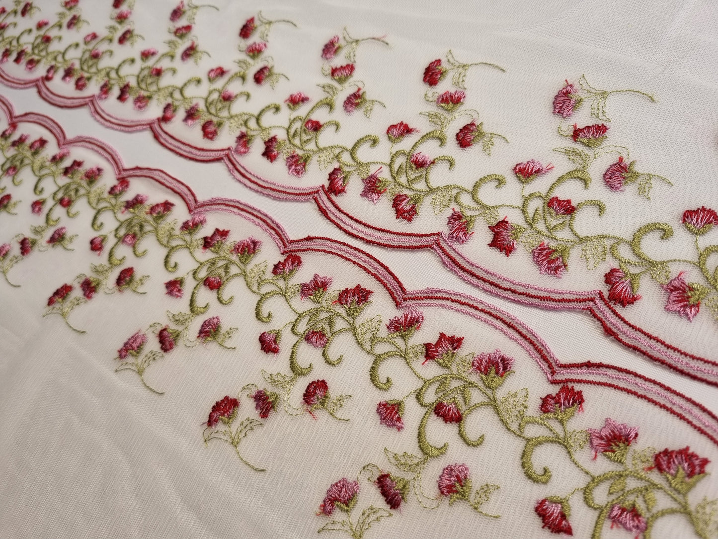 Wit tule kant met kleine bloemetjes in bordeaux en roze