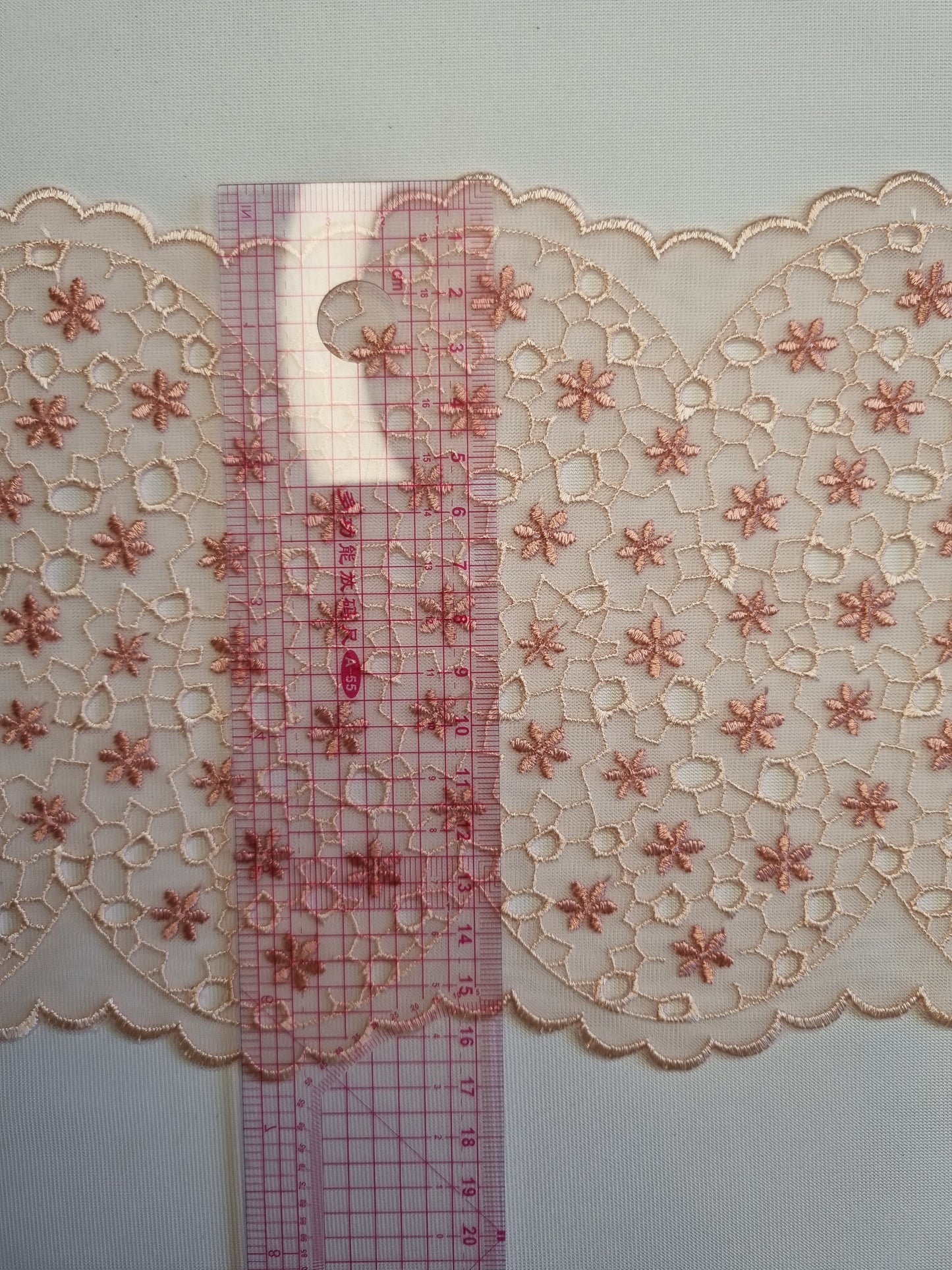 Peach tule kant met bloemetjes in broderie design