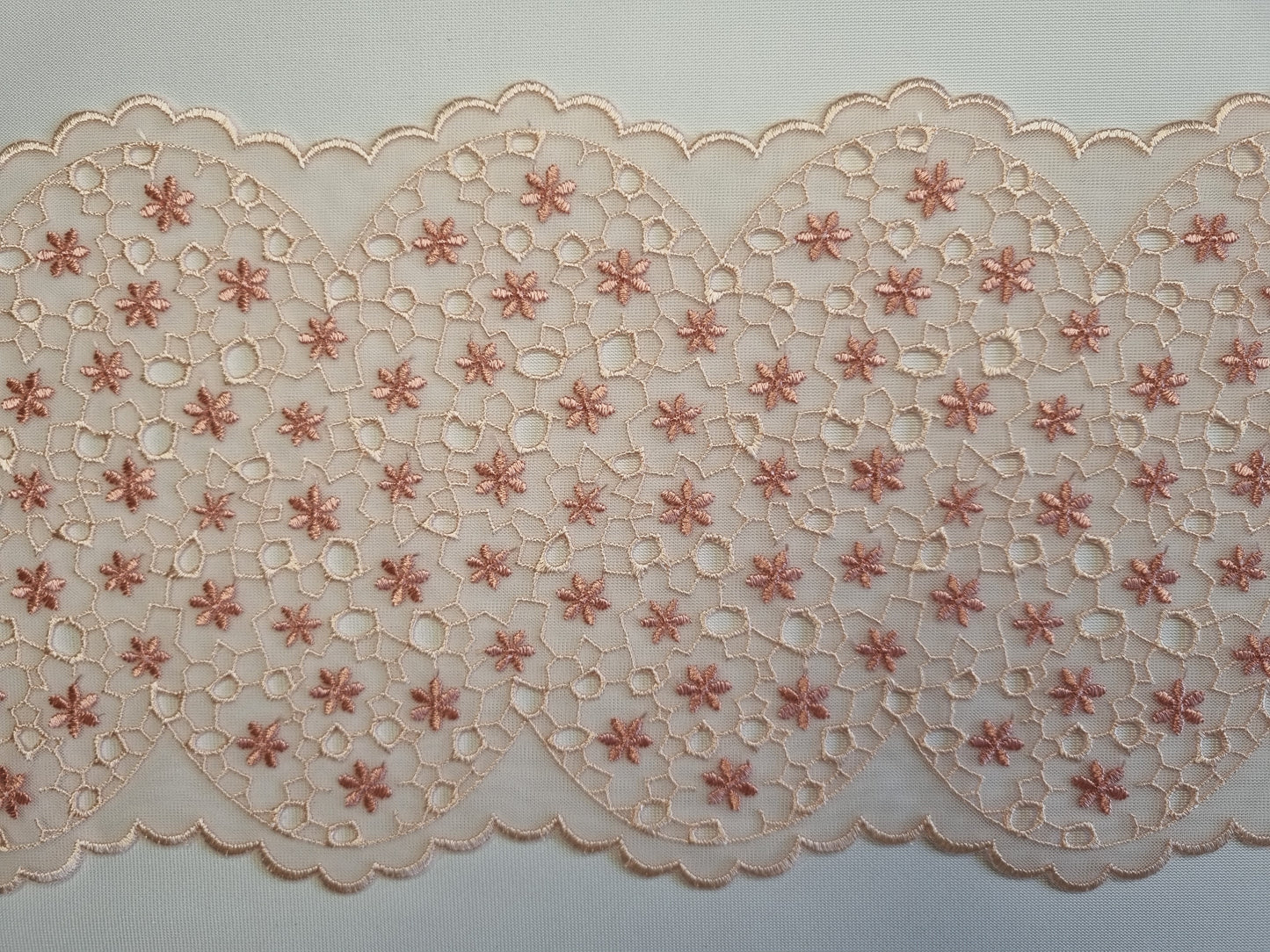 Peach tule kant met bloemetjes in broderie design