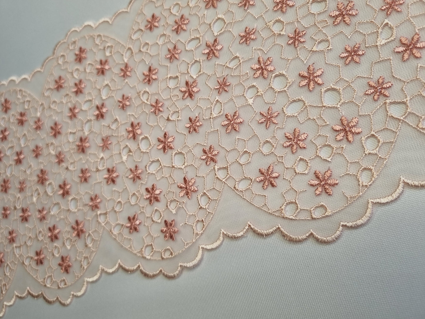 Peach tule kant met bloemetjes in broderie design