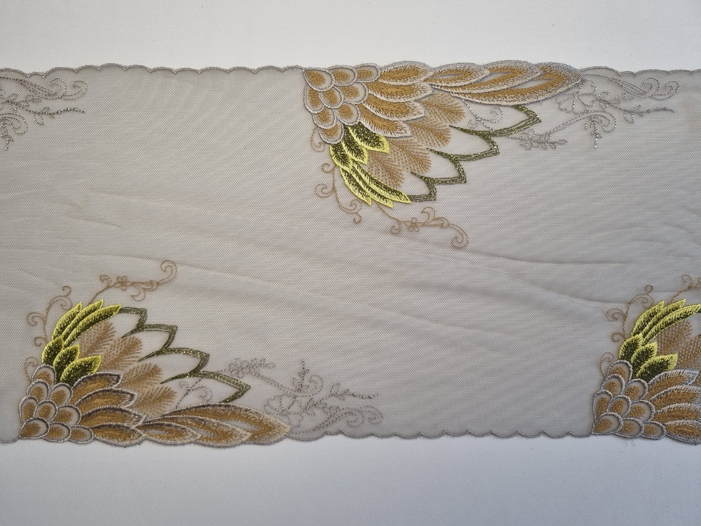 Grijs tule kant met geborduurde vogelvleugels met groen lurex draadje