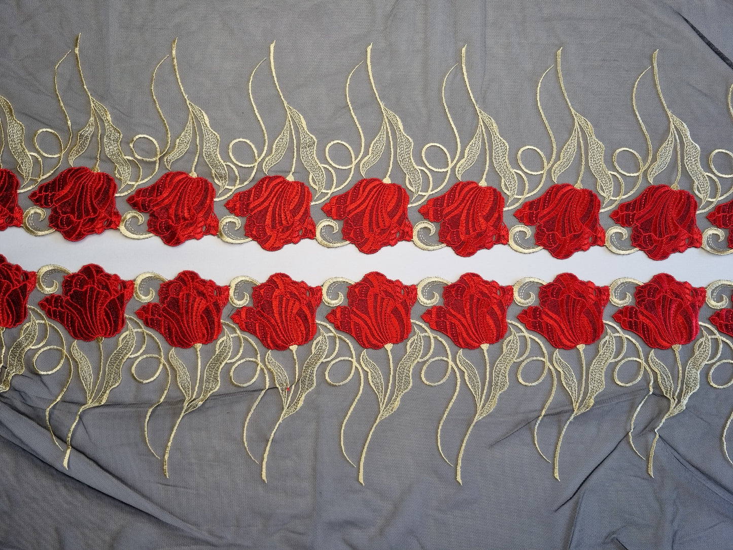 Zwart tule kant met rood geborduurde tulpen