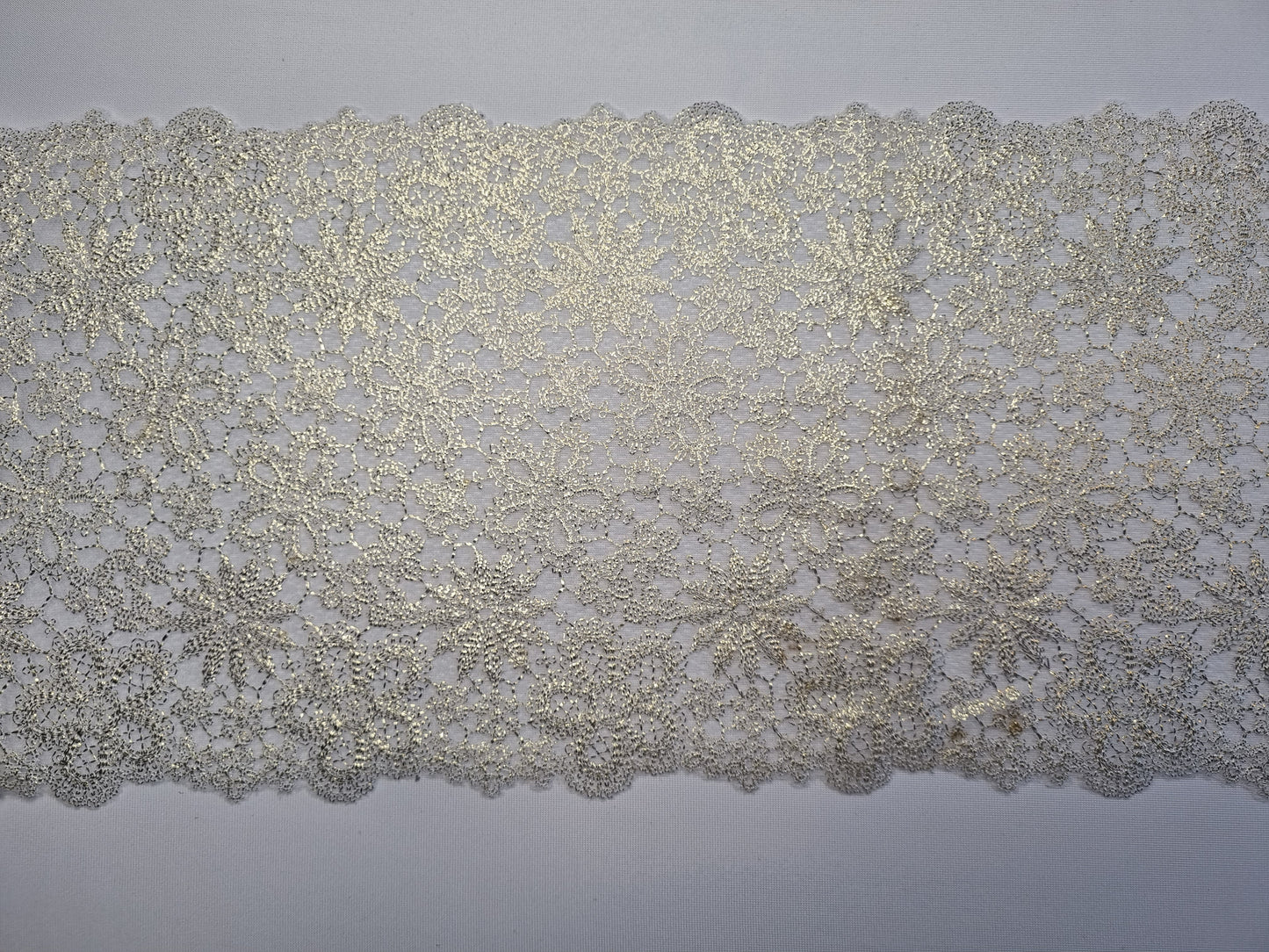 Wit tule kant met borduursel in goudkleurig lurex draad