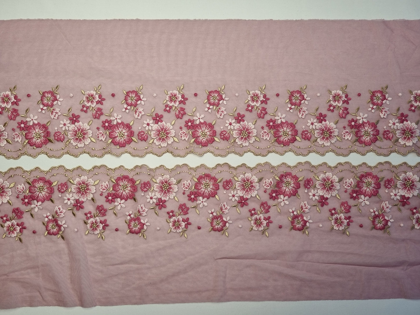 Wijnrood tule kant met geborduurde bloesem in wit en wijnrood