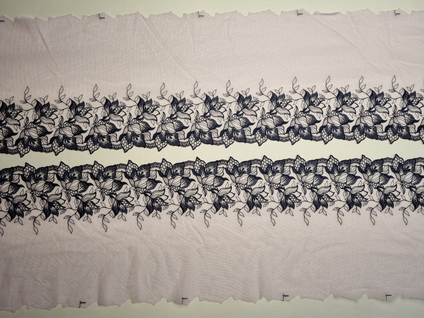 Lila tule kant met donkerblauw geborduurde lelies