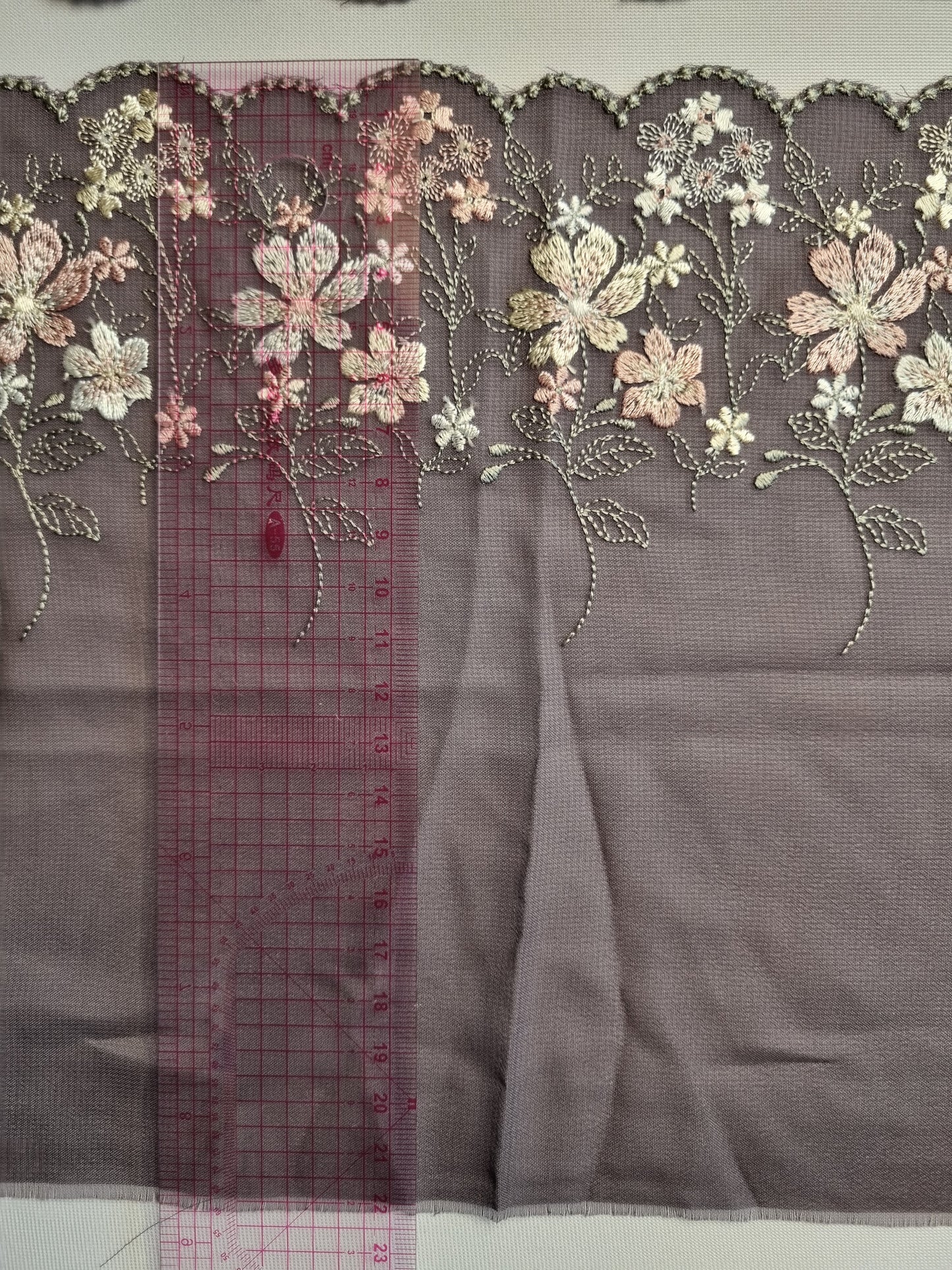 Geborduurd kant op geweven chiffon in timber met pastelkleurige bloemetjes