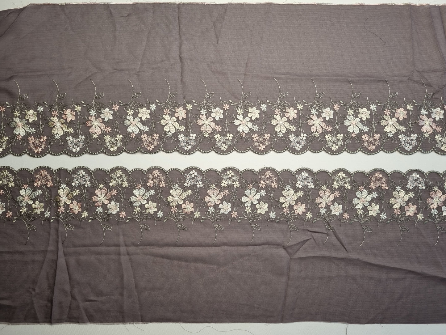 Geborduurd kant op geweven chiffon in timber met pastelkleurige bloemetjes