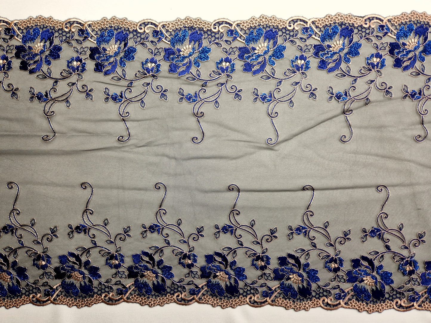 2024-4 zwart tule kant met blauwe bloemen