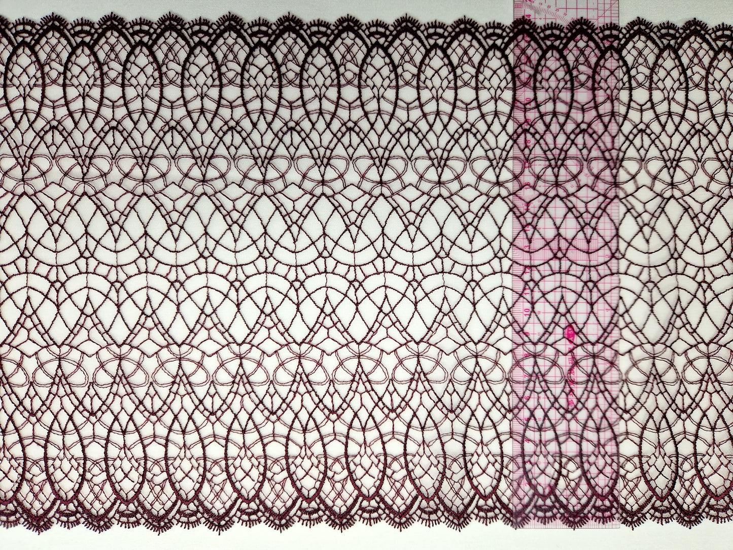 2024-09 Wit tule kant met delicaat gotisch borduursel in aubergine