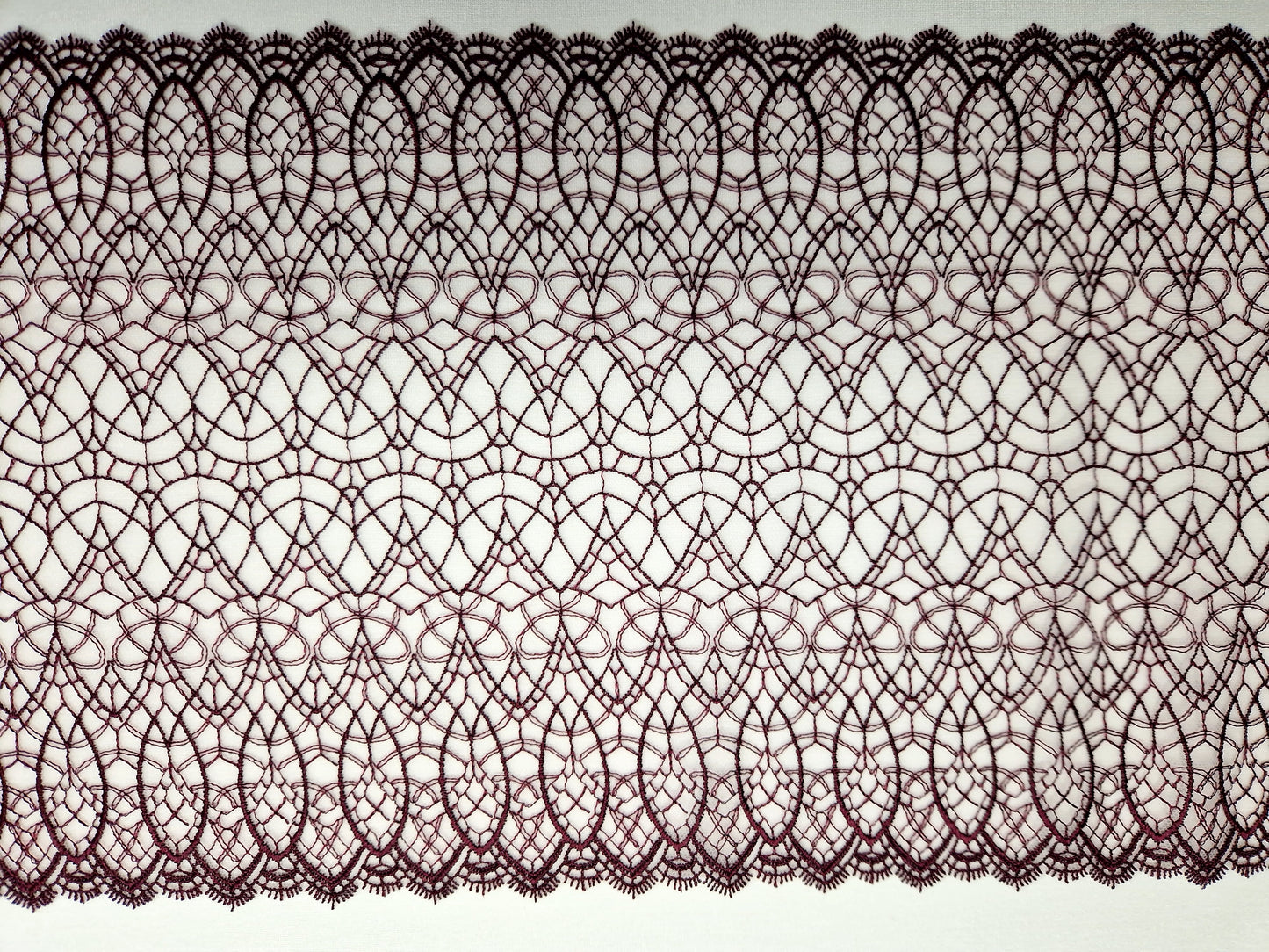 2024-09 Wit tule kant met delicaat gotisch borduursel in aubergine