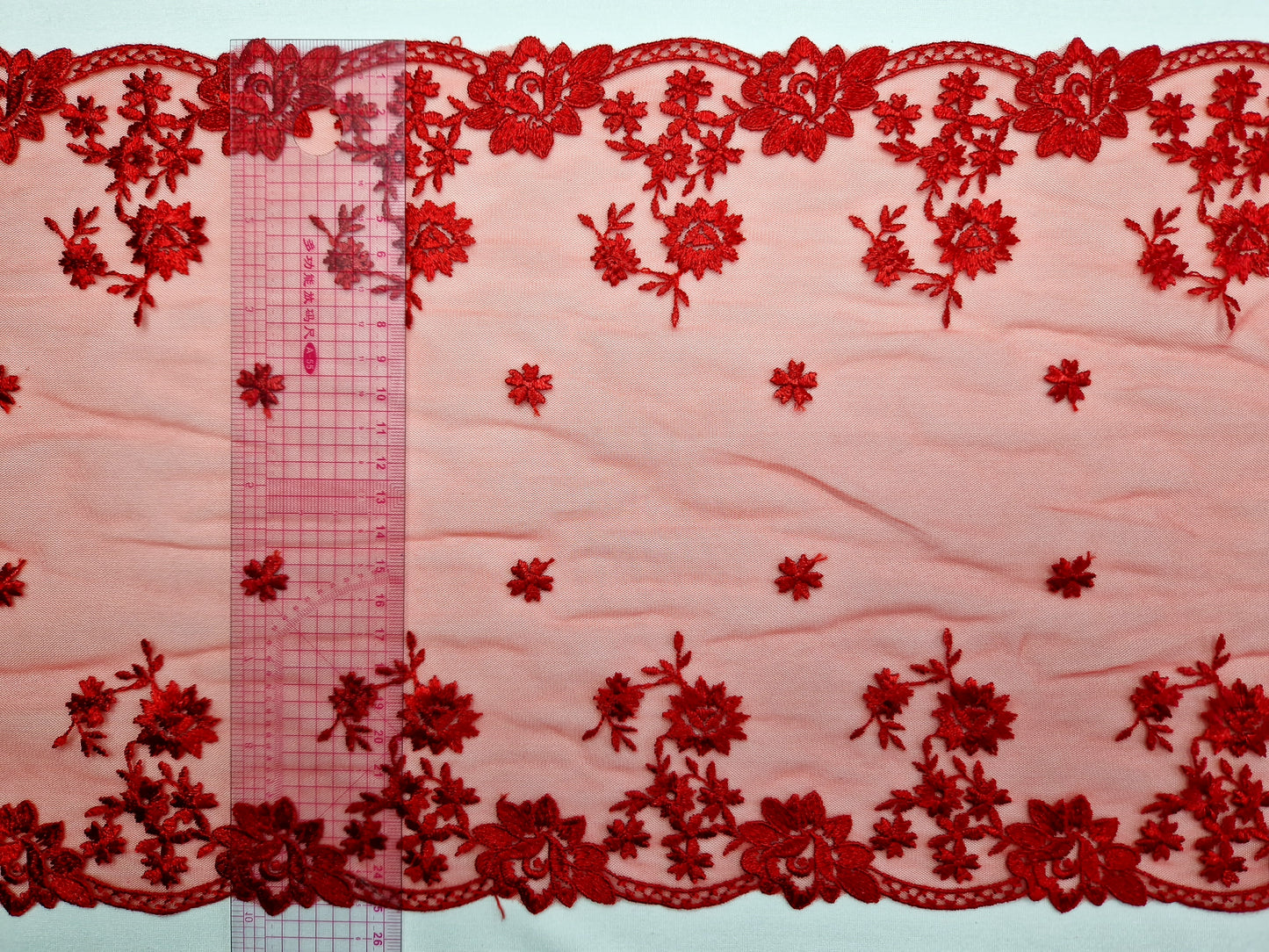 2024-11 Rood tule kant met geborduurde bloemetjes.
