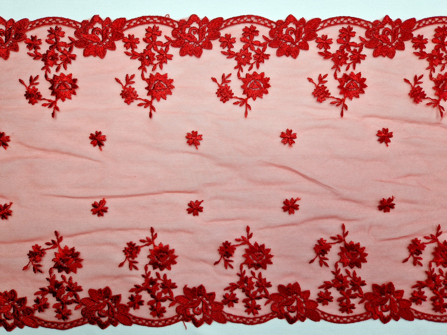 2024-11 Rood tule kant met geborduurde bloemetjes.