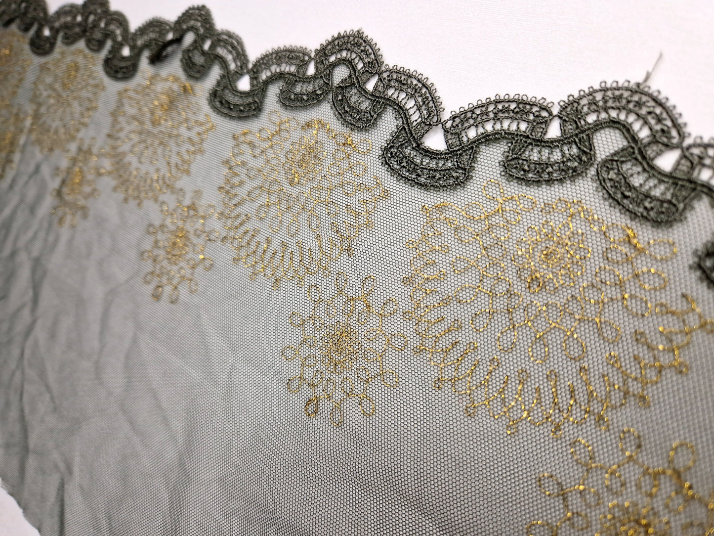 2024-12 Olijfgroen tule kant met goudkleurig borduursel