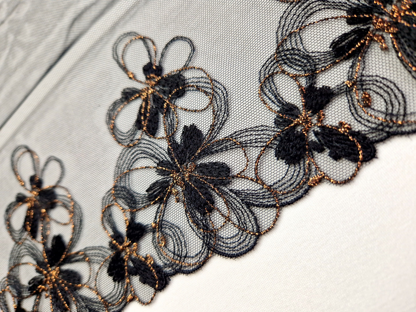 2024-14 Zeer luxe zwart tule kant bloemen in zwart en koper