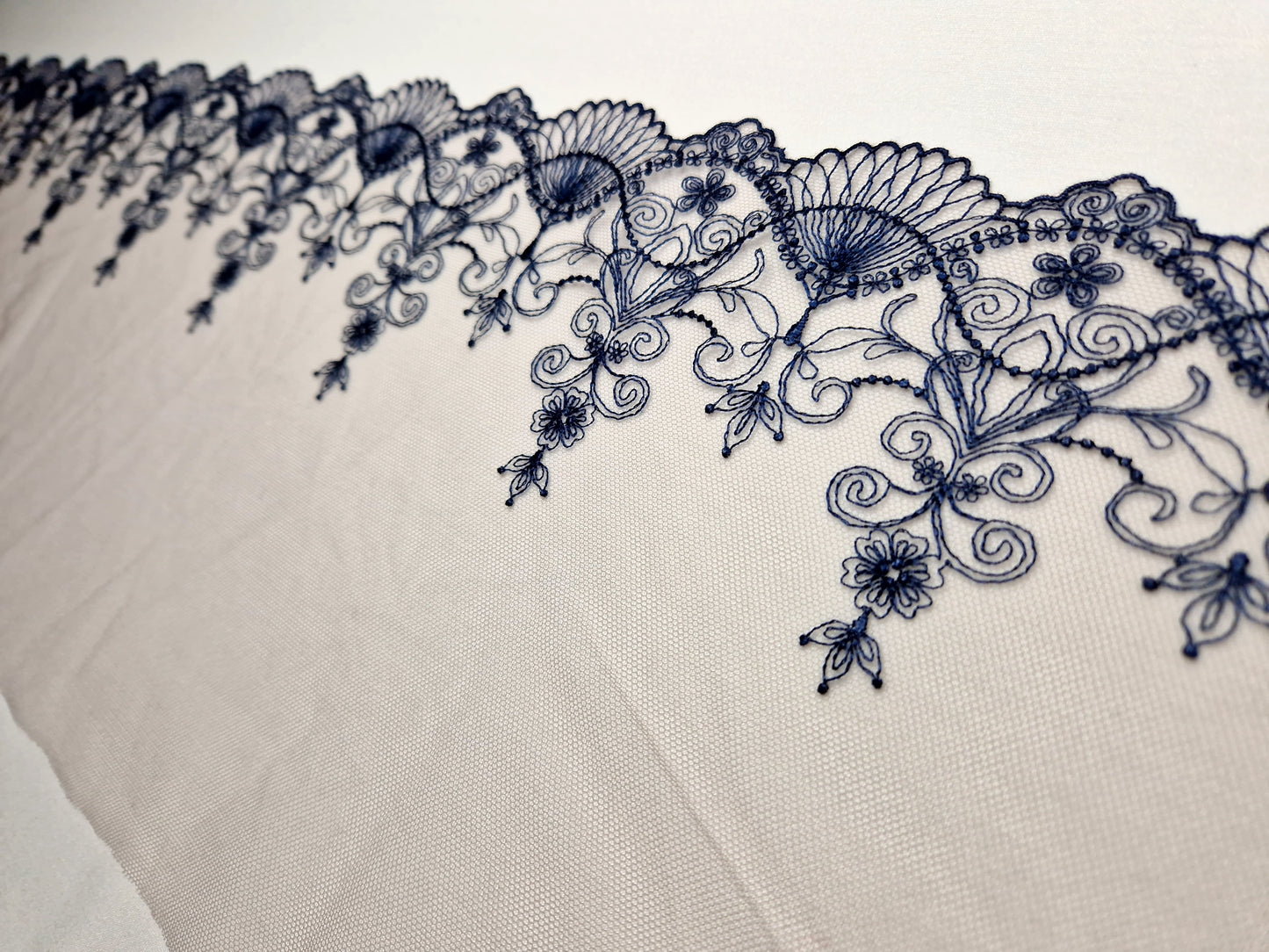 2024-18 Dusty paars lavendel tule kant met zeer fijn geborduurde barokke rand in blauw