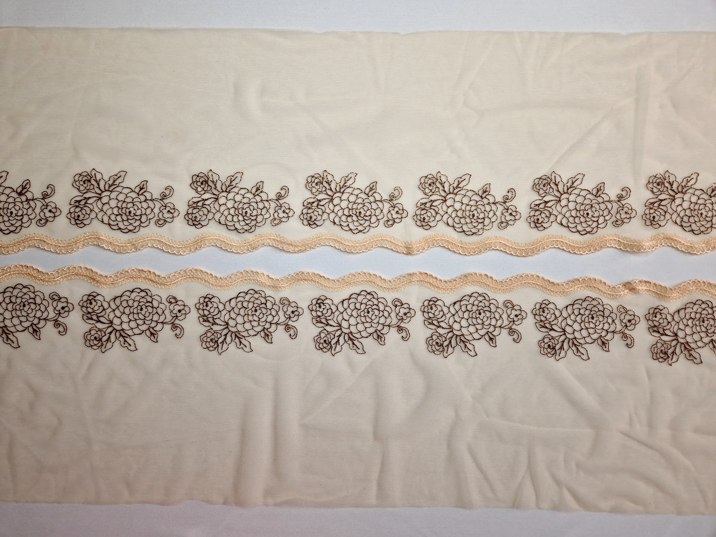 2024-20 beige tule kant met bloemen en goudkleurig lurex draad.