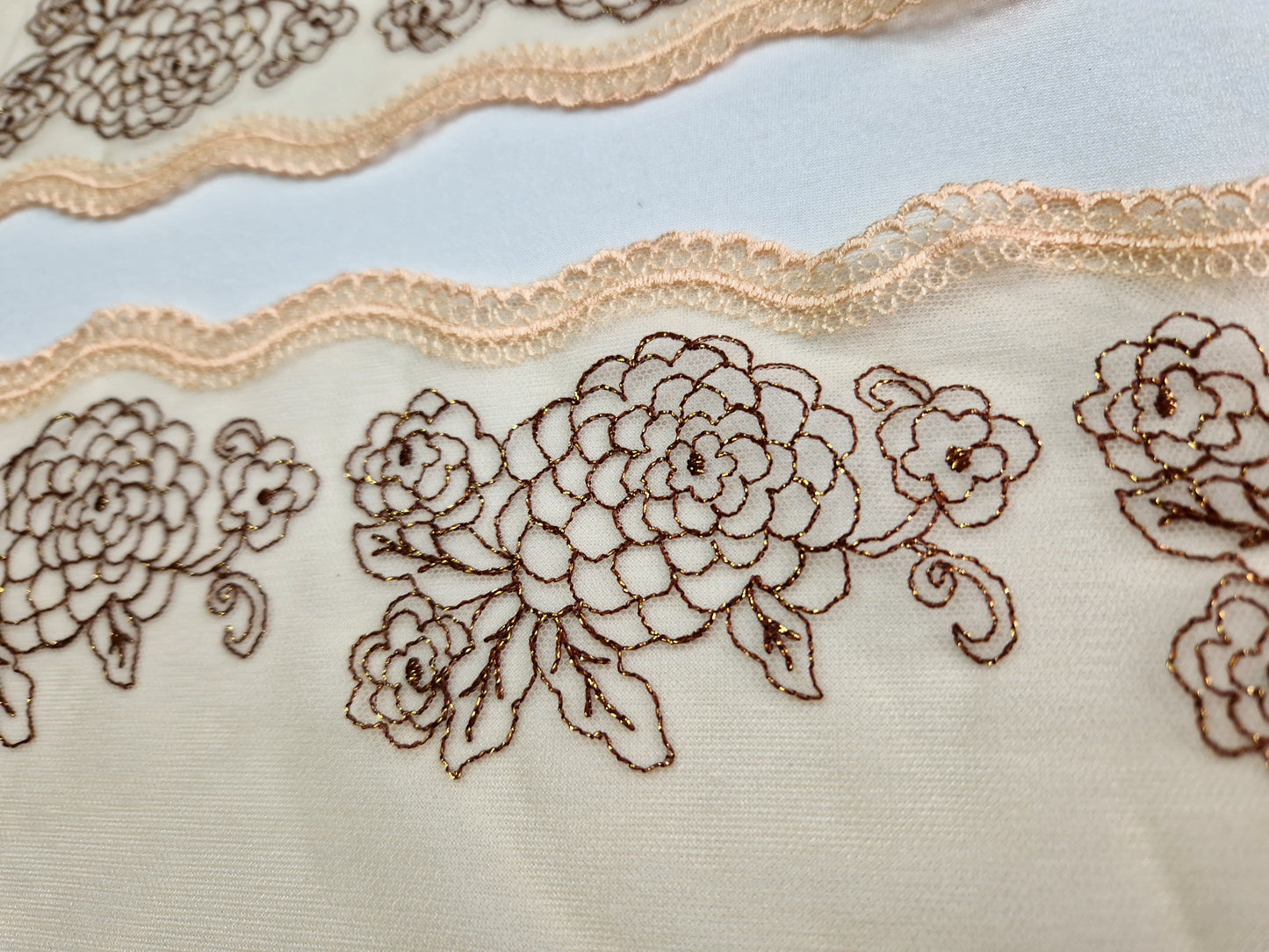 2024-20 beige tule kant met bloemen en goudkleurig lurex draad.