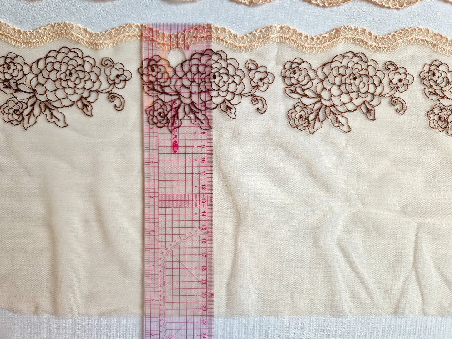 2024-20 beige tule kant met bloemen en goudkleurig lurex draad.