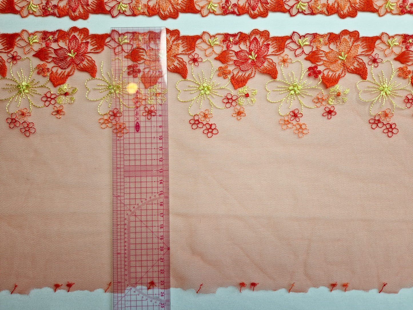2024-21 oranjerood tule kant tropische bloemen look