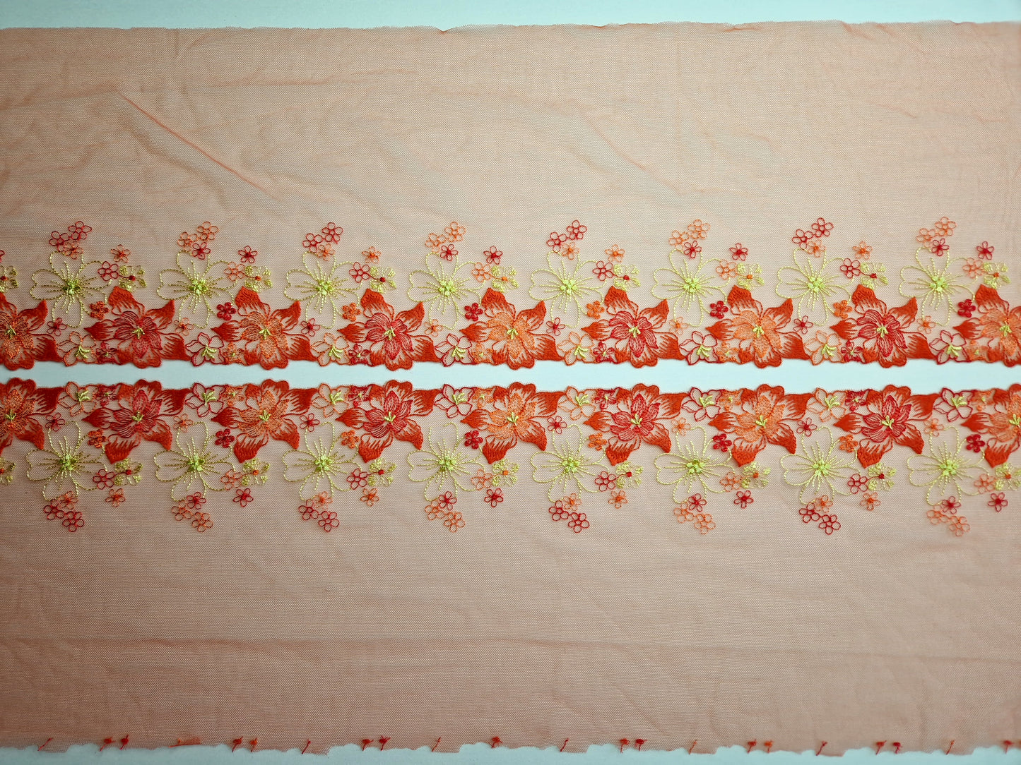 2024-21 oranjerood tule kant tropische bloemen look