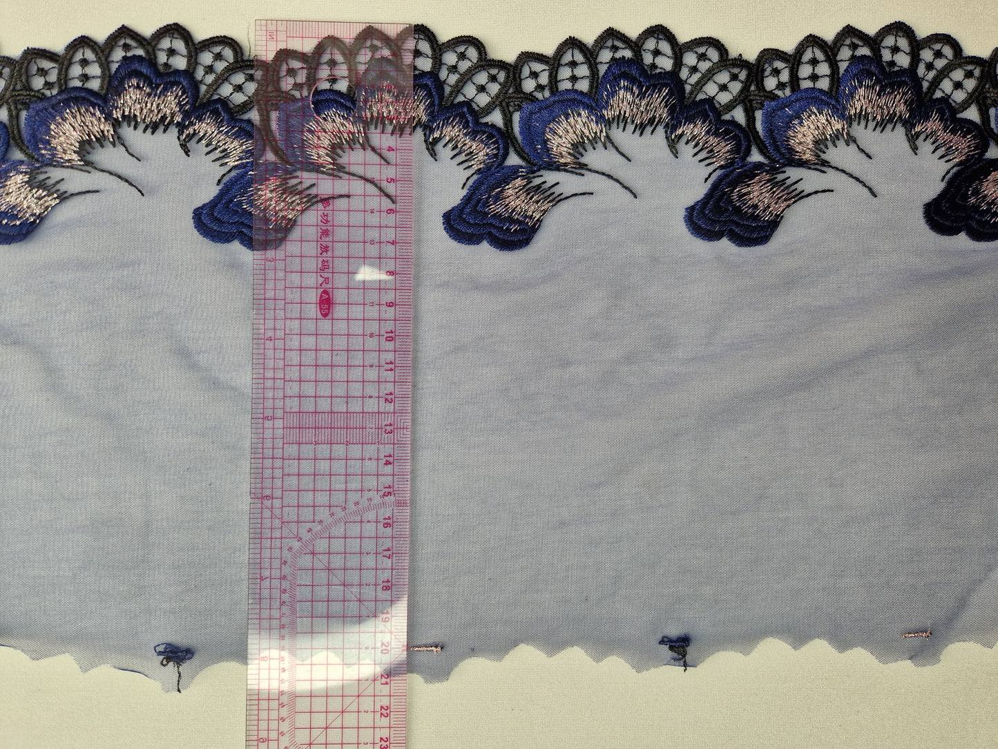 2024-22 donkerblauw tule kant met bloemblaadjes en zilver kleurig lurex draadje