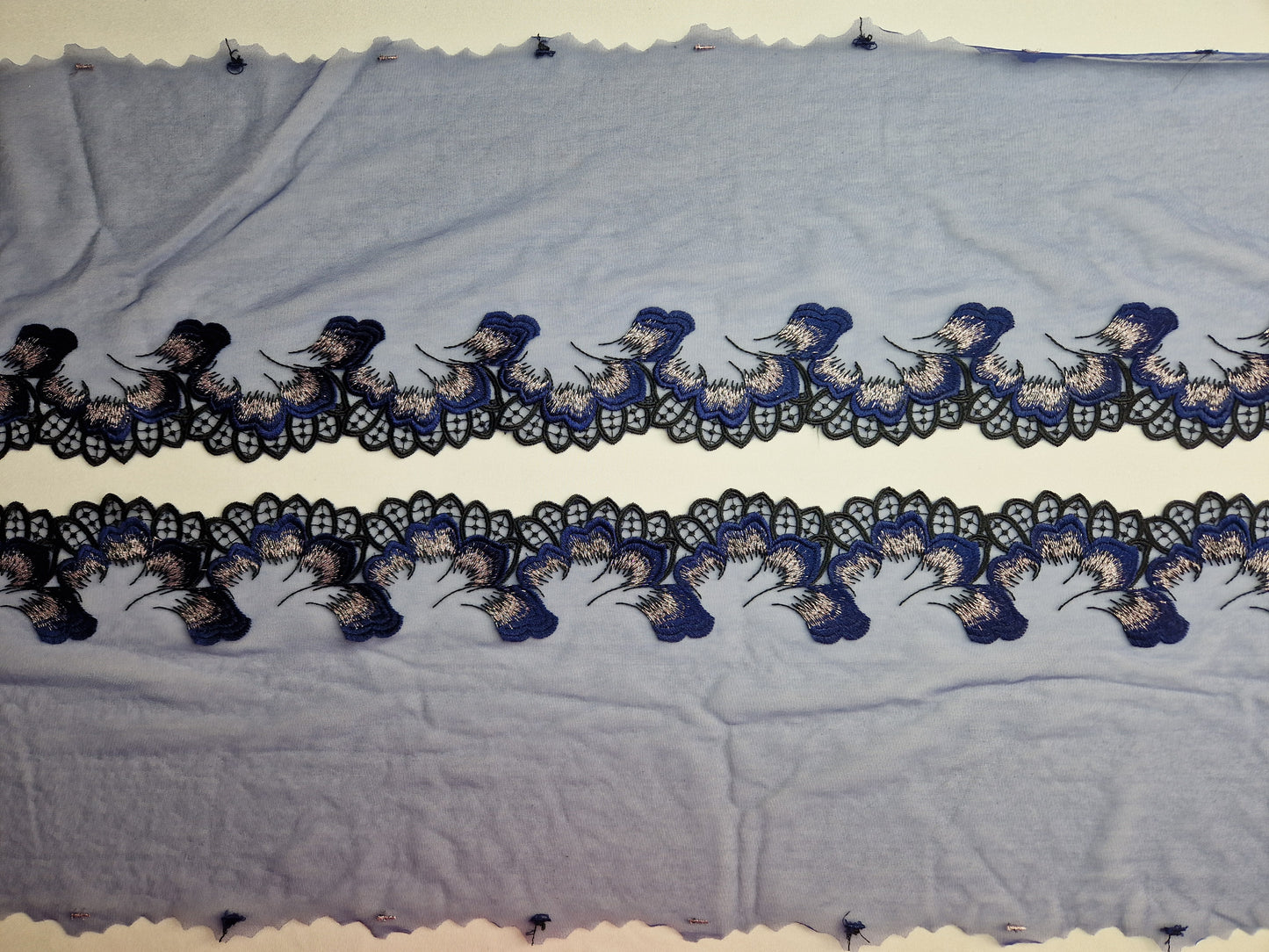 2024-22 donkerblauw tule kant met bloemblaadjes en zilver kleurig lurex draadje