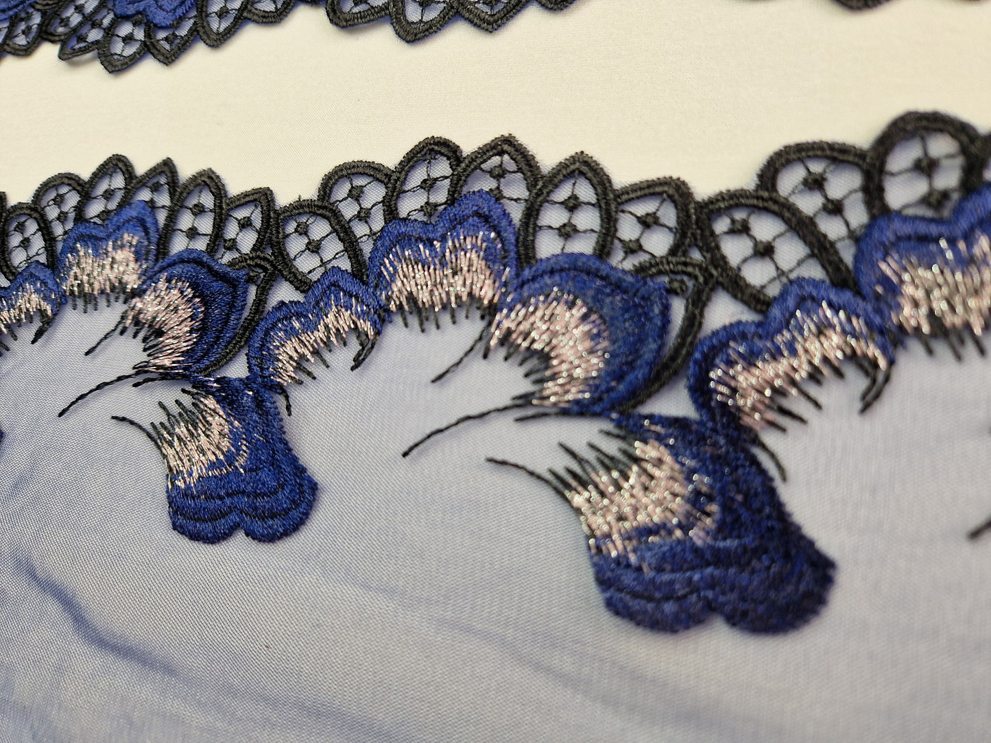 2024-22 donkerblauw tule kant met bloemblaadjes en zilver kleurig lurex draadje