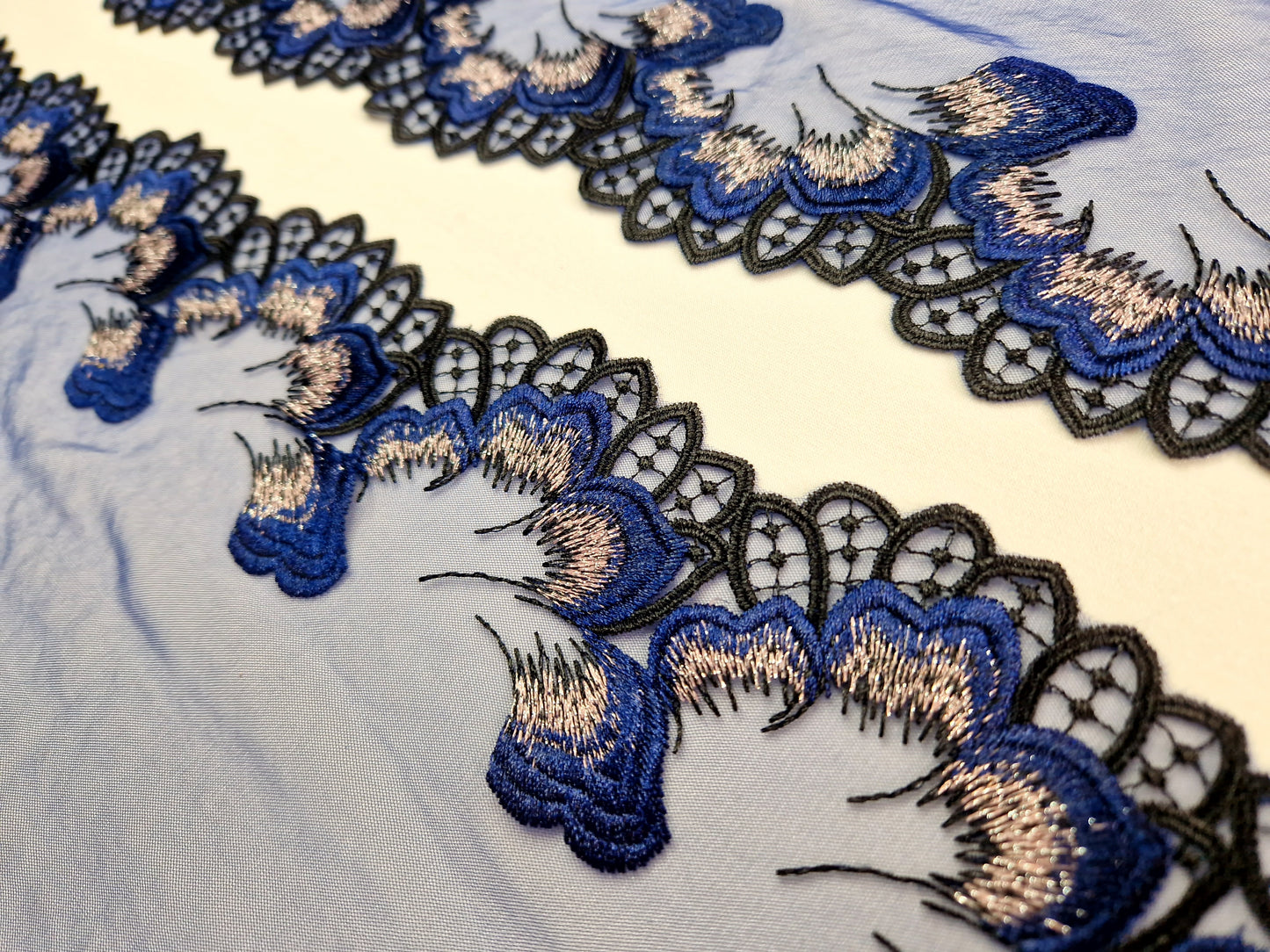 2024-22 donkerblauw tule kant met bloemblaadjes en zilver kleurig lurex draadje