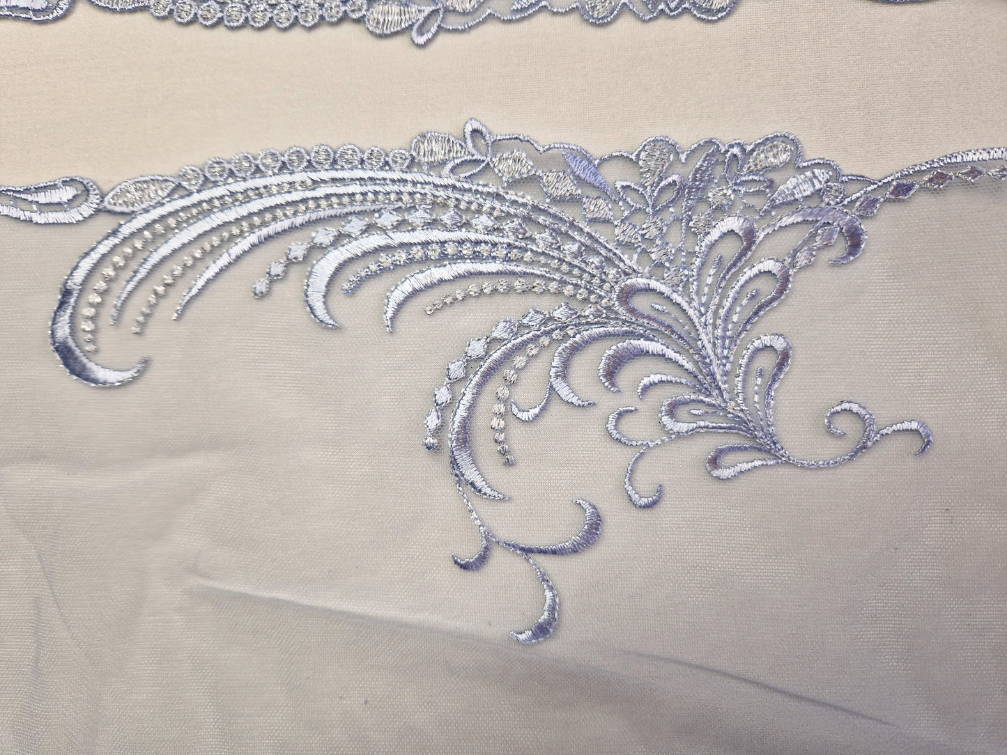 2024-23 licht lavendelblauw tule kant met barok borduursel en zilverkleurig lurex draadje