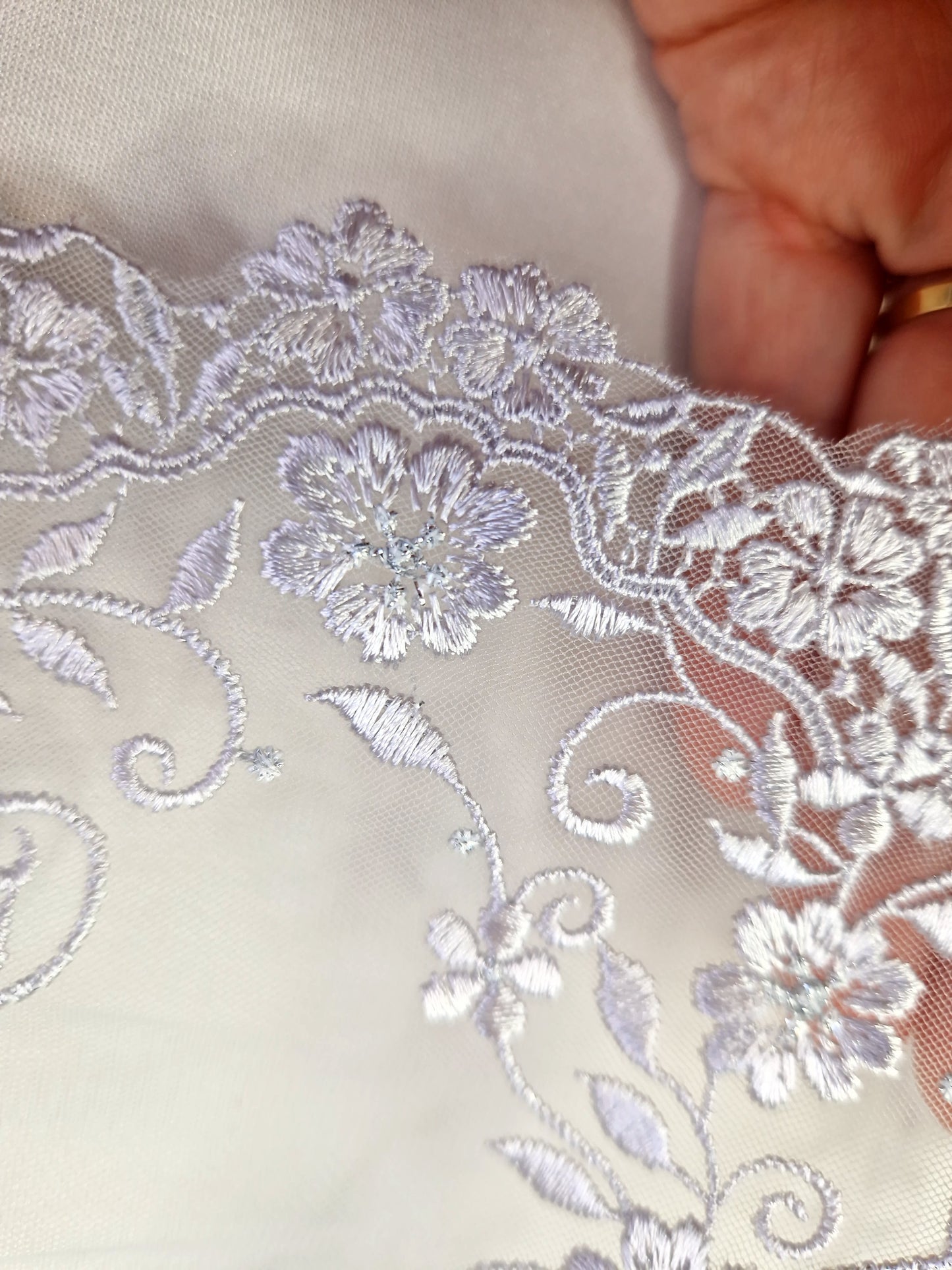 2024-25 zilvergrijs tulekant met kleine bloemetjes met zilverkleurige hartjes van lurex draad