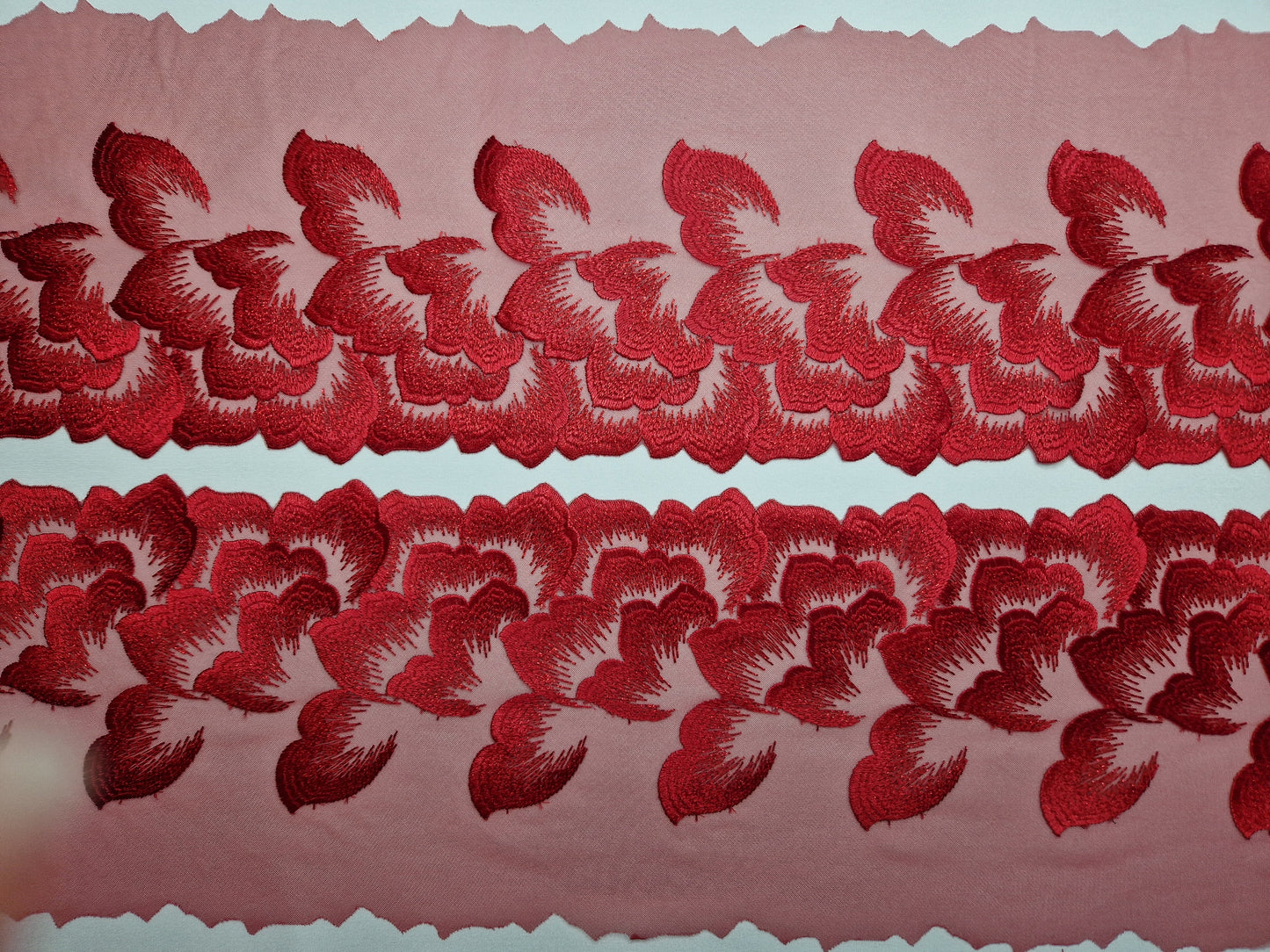 2024-27 rood tulekant met rozenblaadjes voorzien van rood lurex draadje.