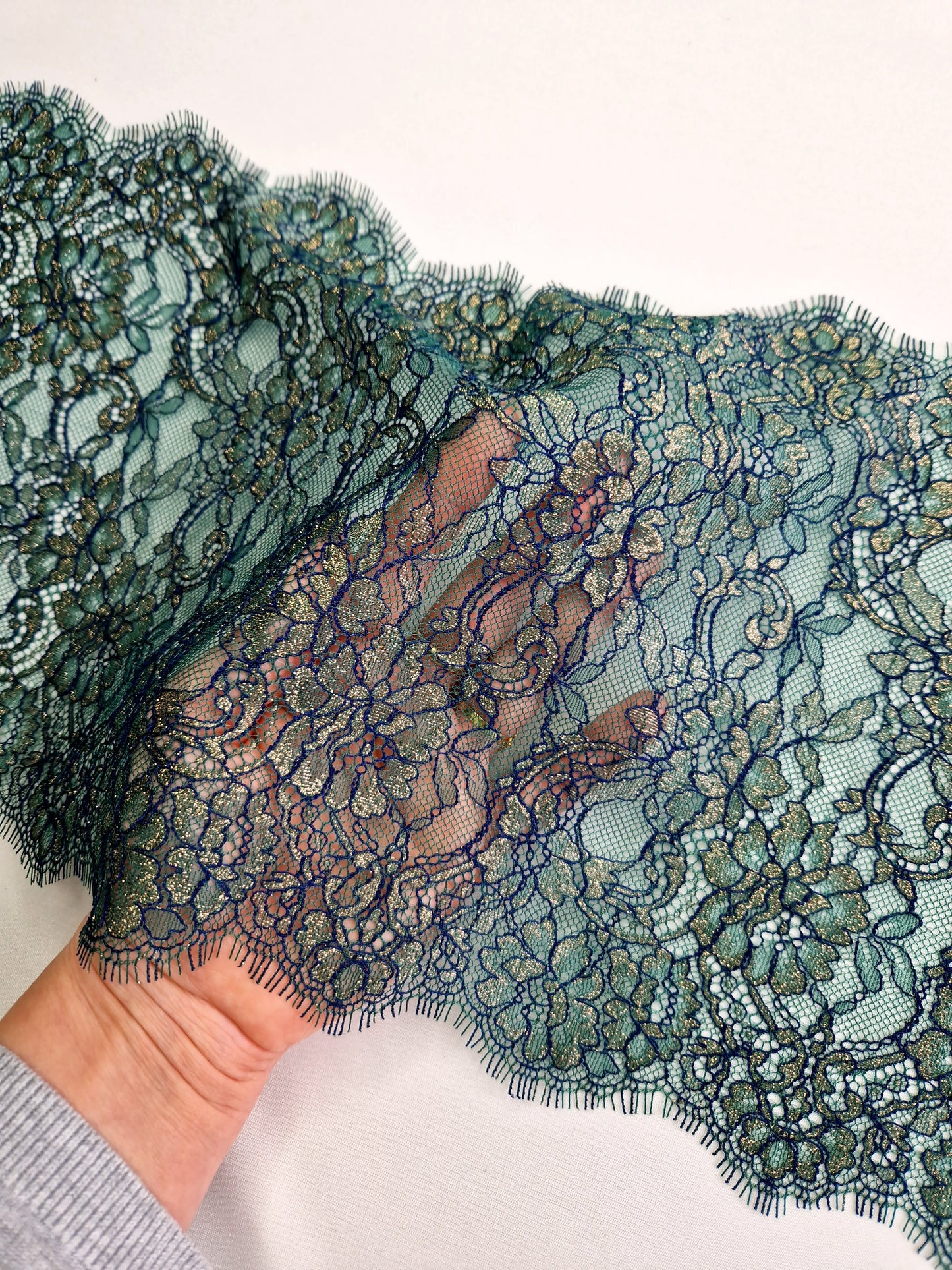 2024-29 fraai Frans wimperkant in donkergroen met goudkleurig lurex draadje