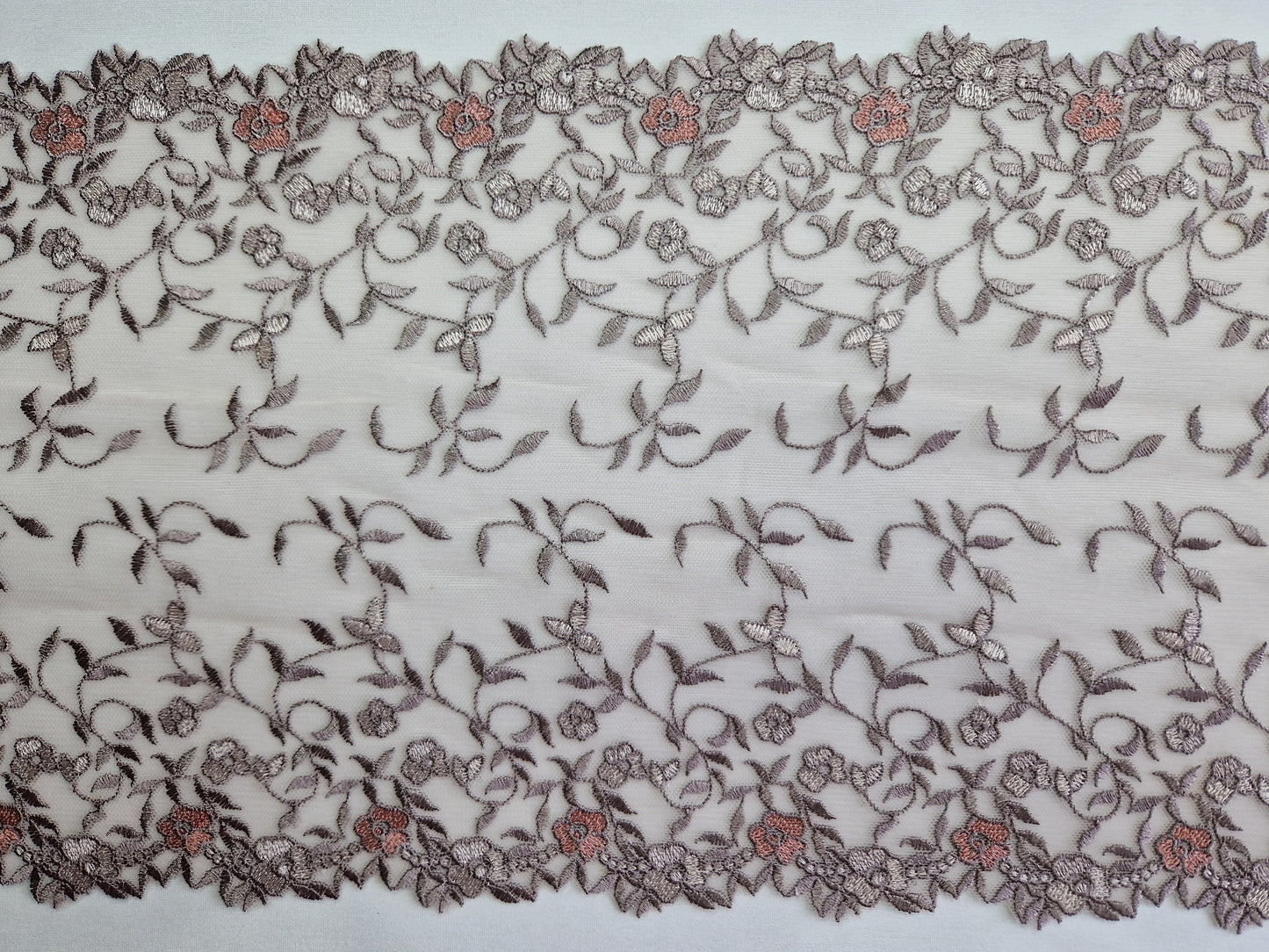 2024-32 tule kant in taupe met kleine bloemetjes