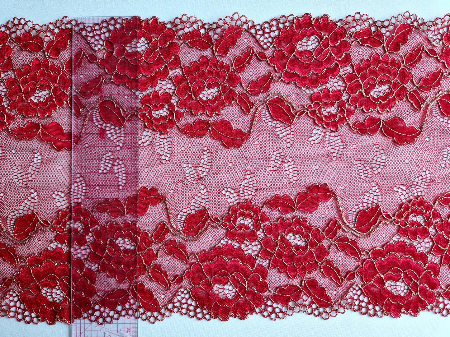 2024-35 diep rood stretchkant met goudkleurig lurex draadje