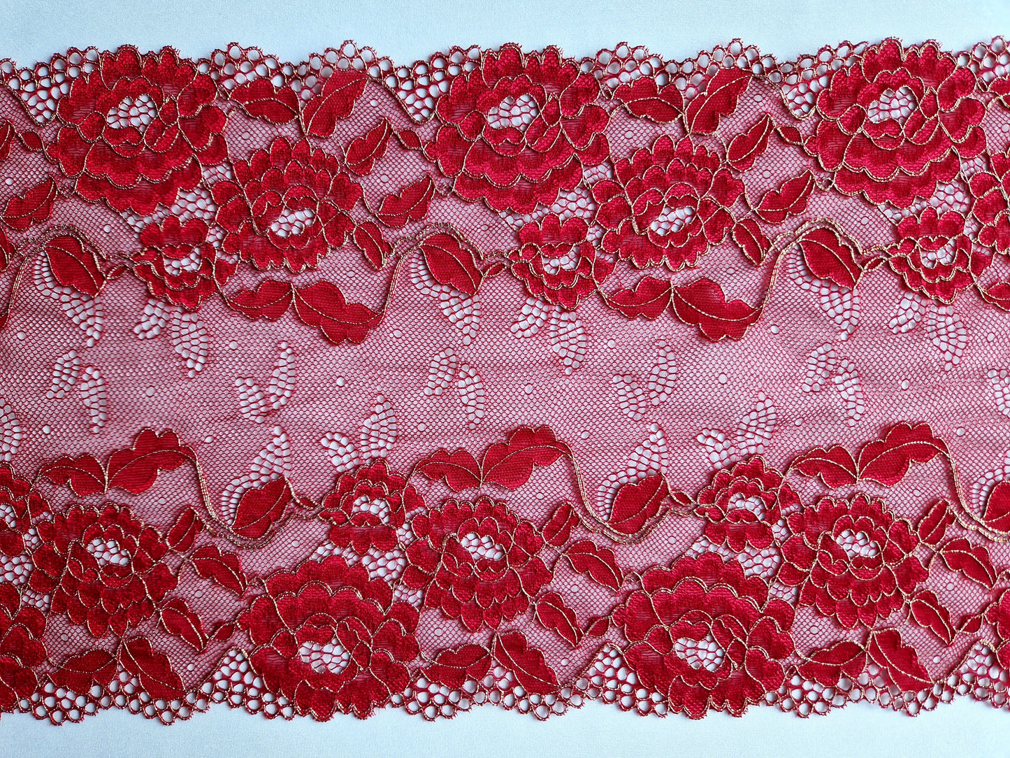 2024-35 diep rood stretchkant met goudkleurig lurex draadje