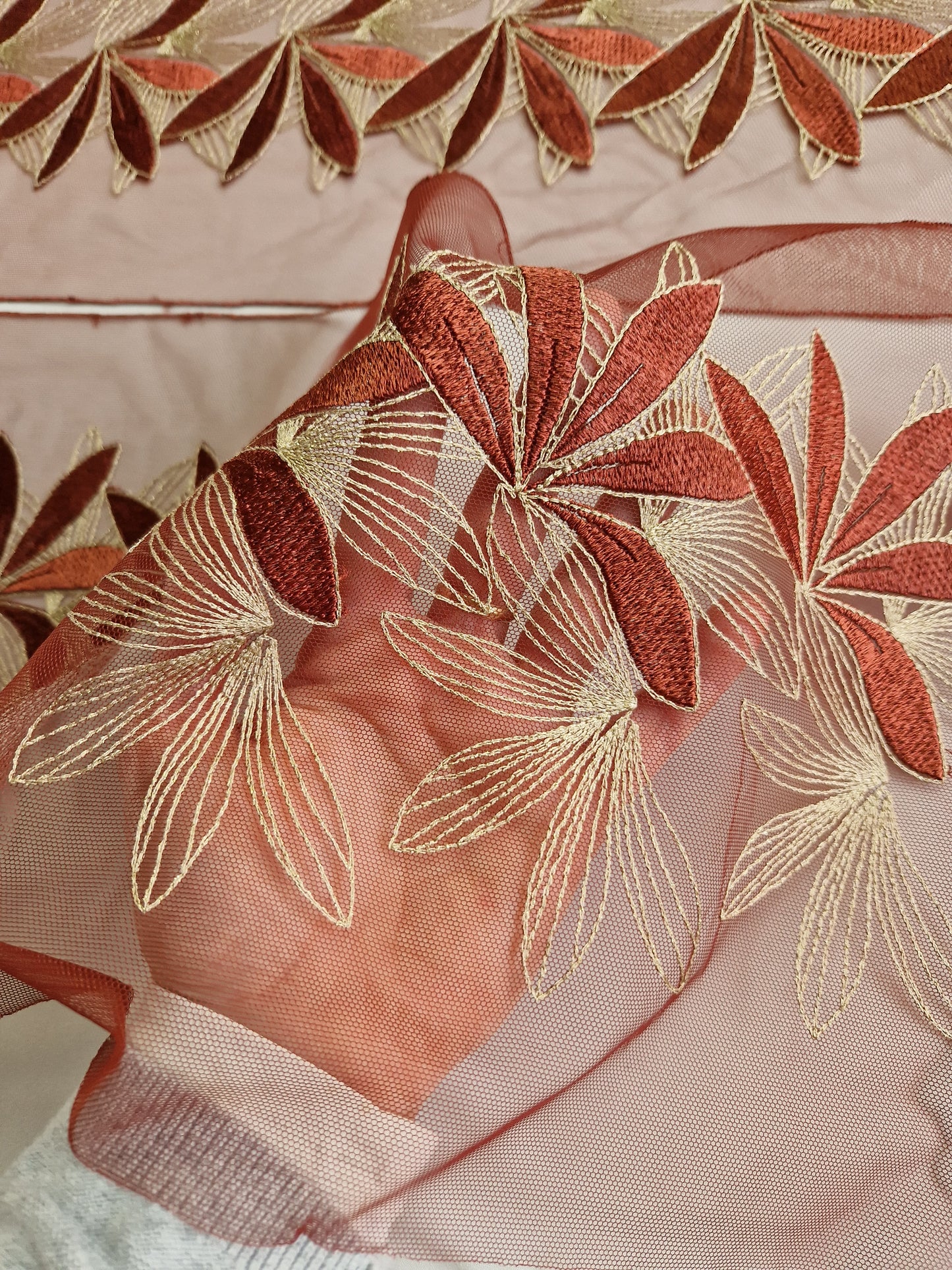 2024-37 roestbruin tule kant met goudkleurig lurex draadje