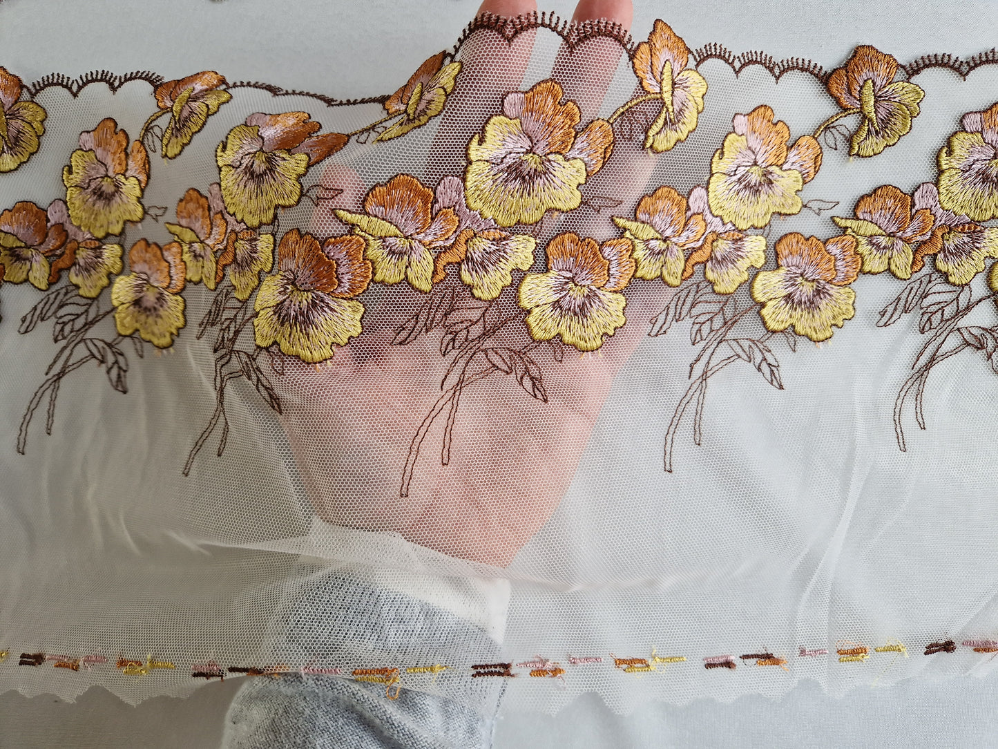 2024-38 wit tule kant met geborduurde viooltjes