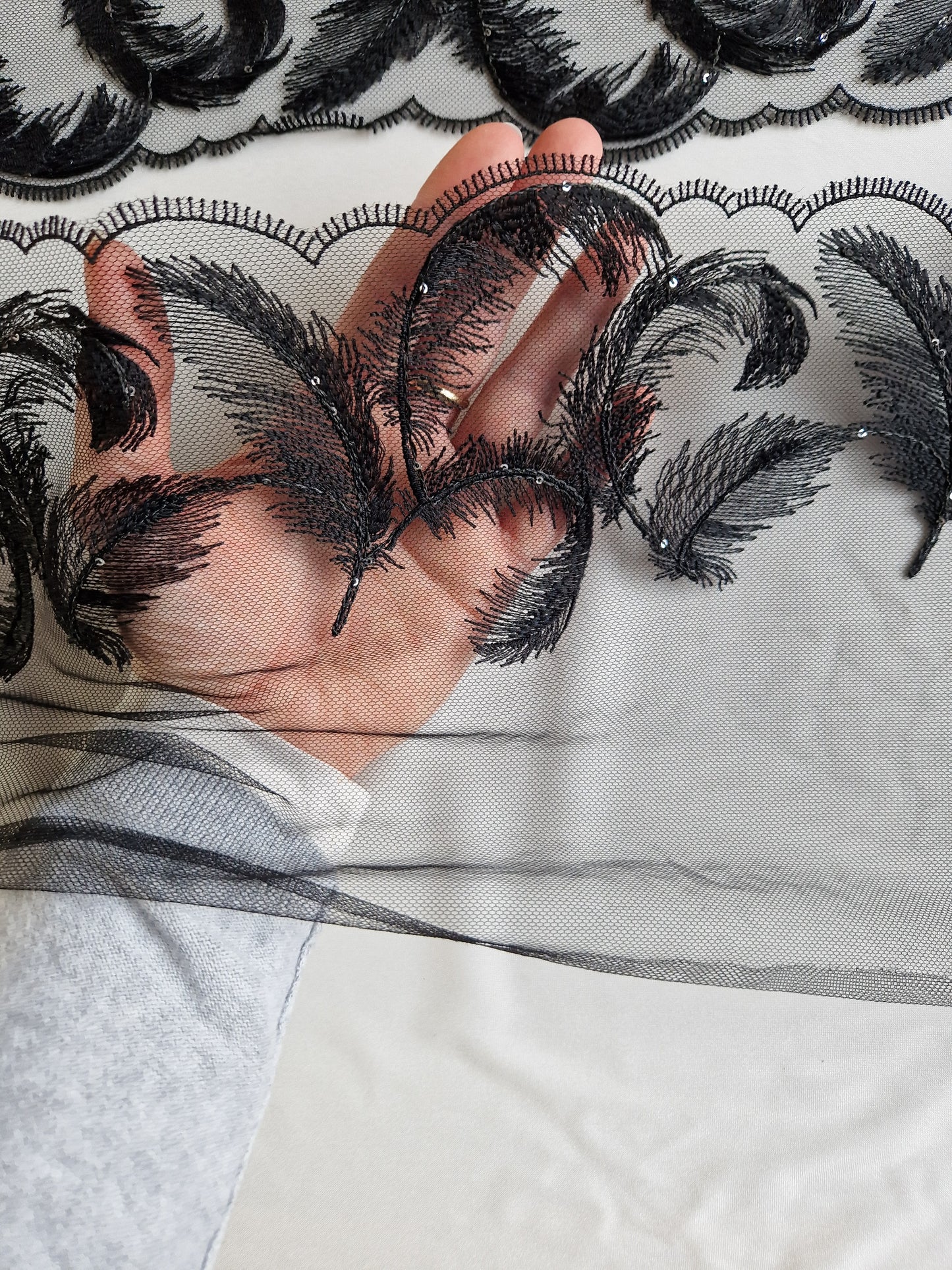 2024-42 zwart tule kant met geborduurde veren voorzien van zilverkleurige pailletjes