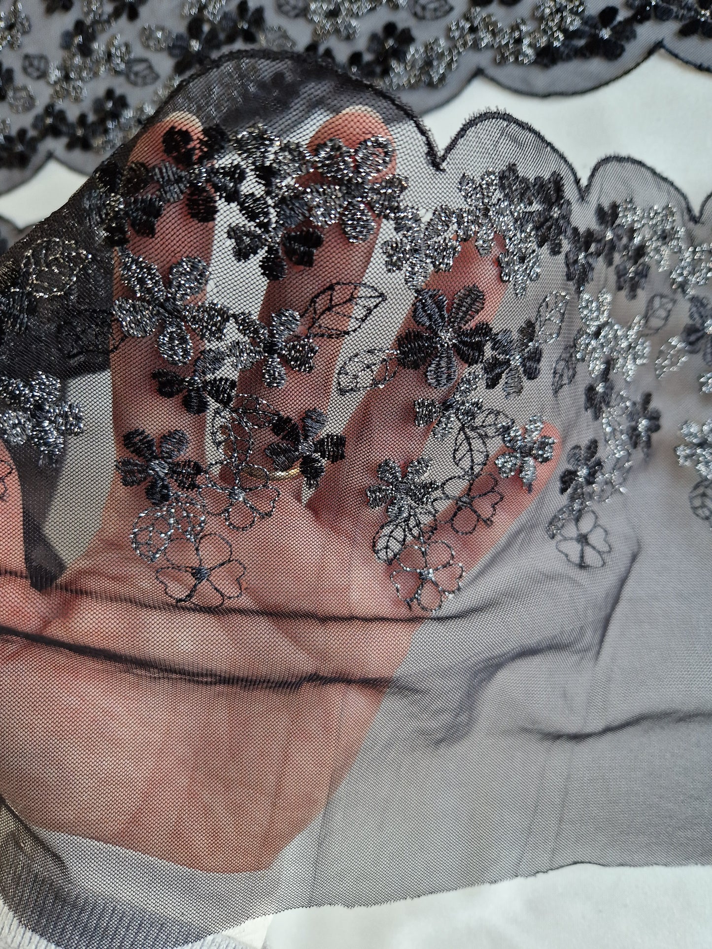 2024-43 Zwart tule kant met bloemetjes in zwart en zilverkleurig lurex draad