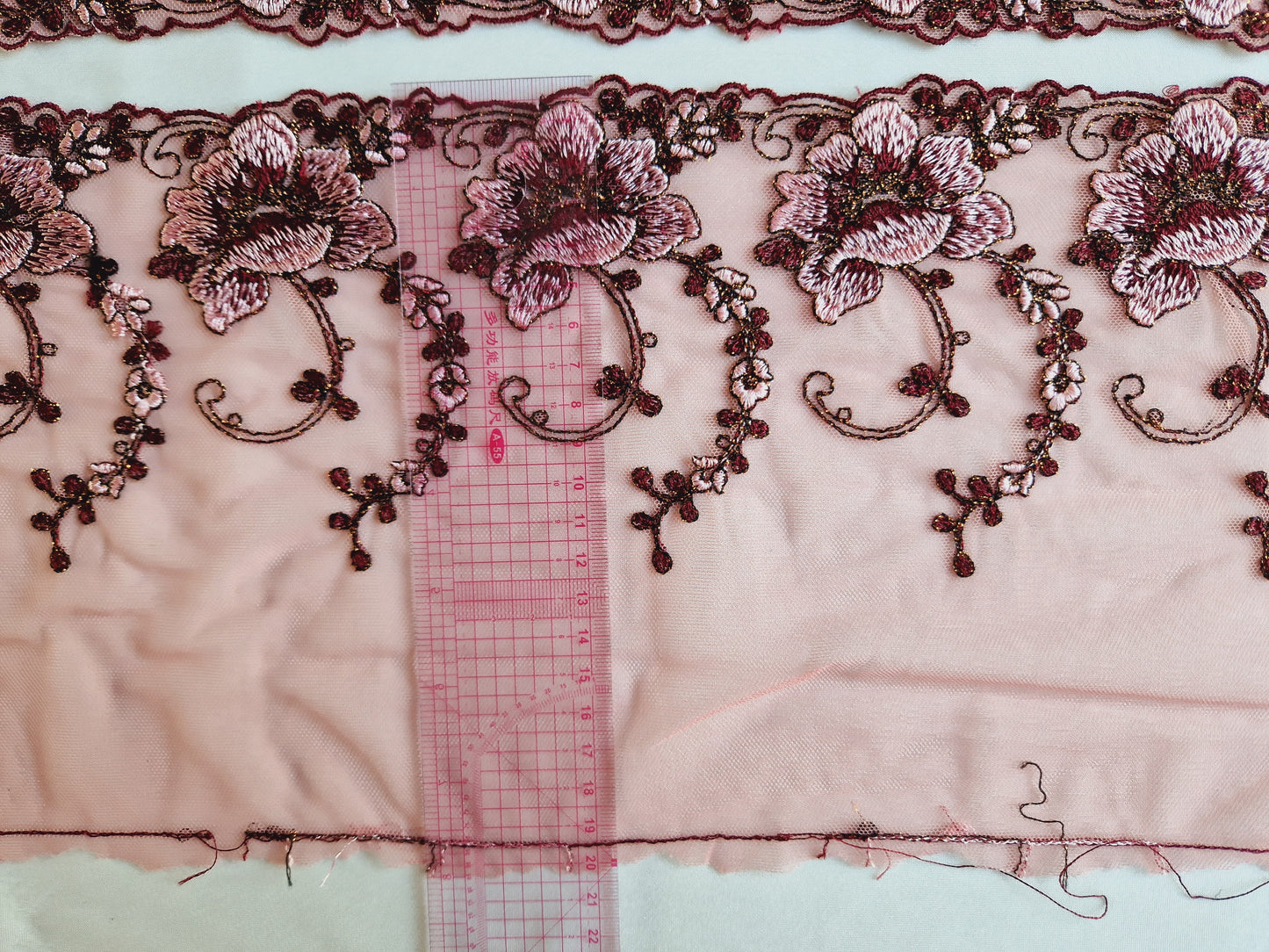 2024-44 mauve kleurig tule kant bloemen en rose goud kleurig lurexdraad