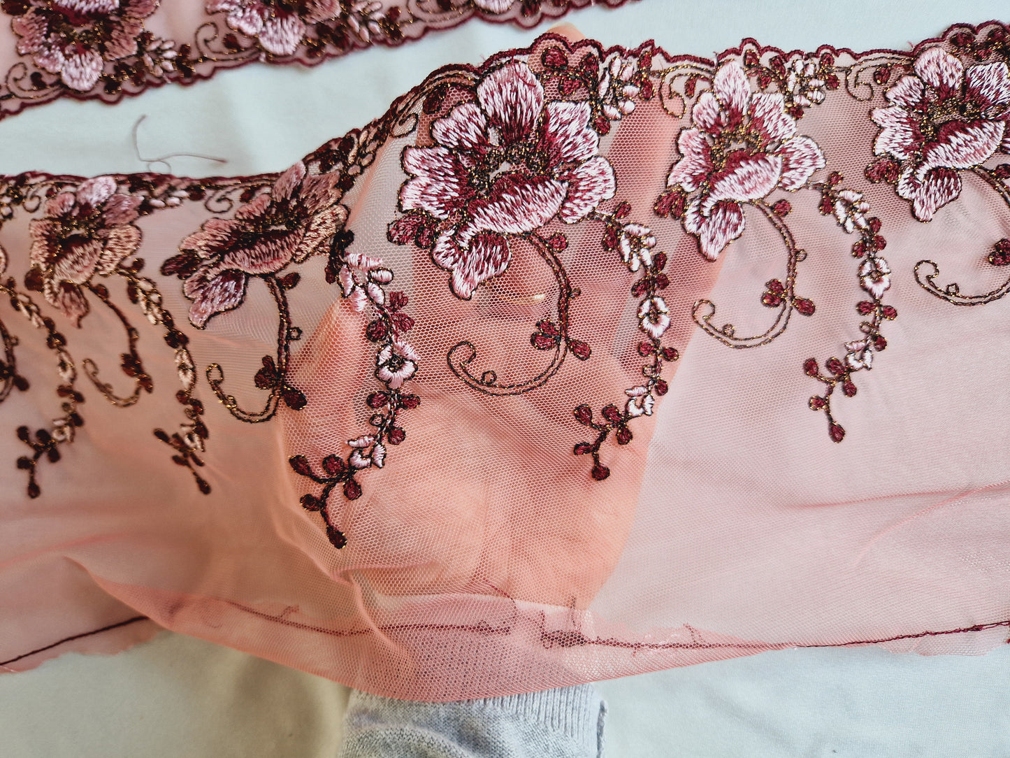 2024-44 mauve kleurig tule kant bloemen en rose goud kleurig lurexdraad