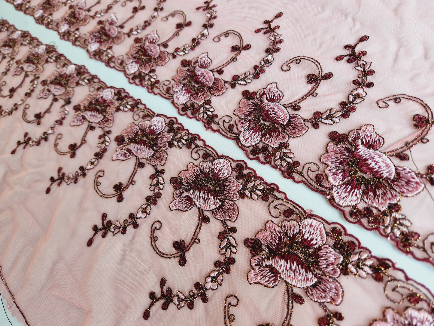 2024-44 mauve kleurig tule kant bloemen en rose goud kleurig lurexdraad